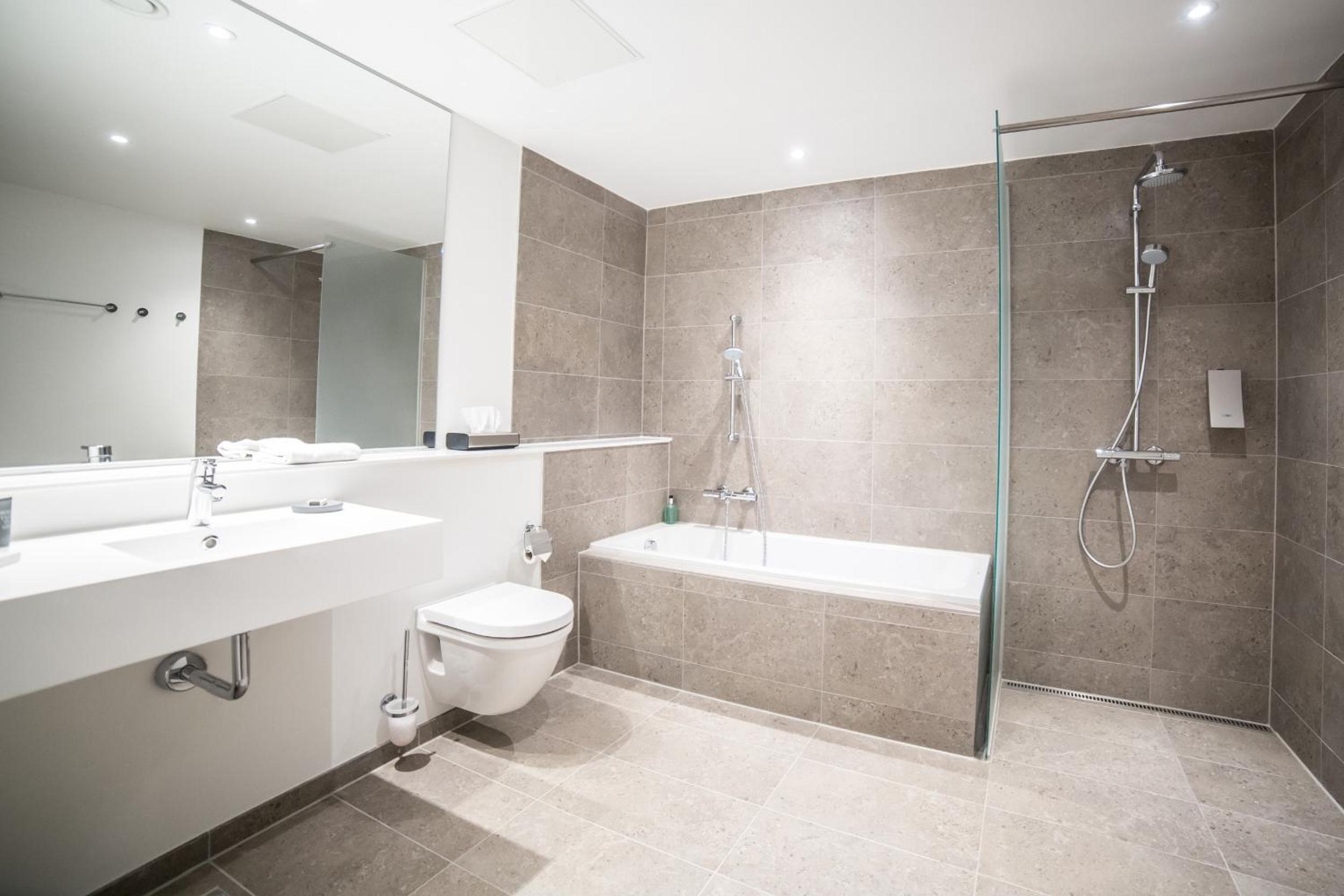 Suite - Photo 11
