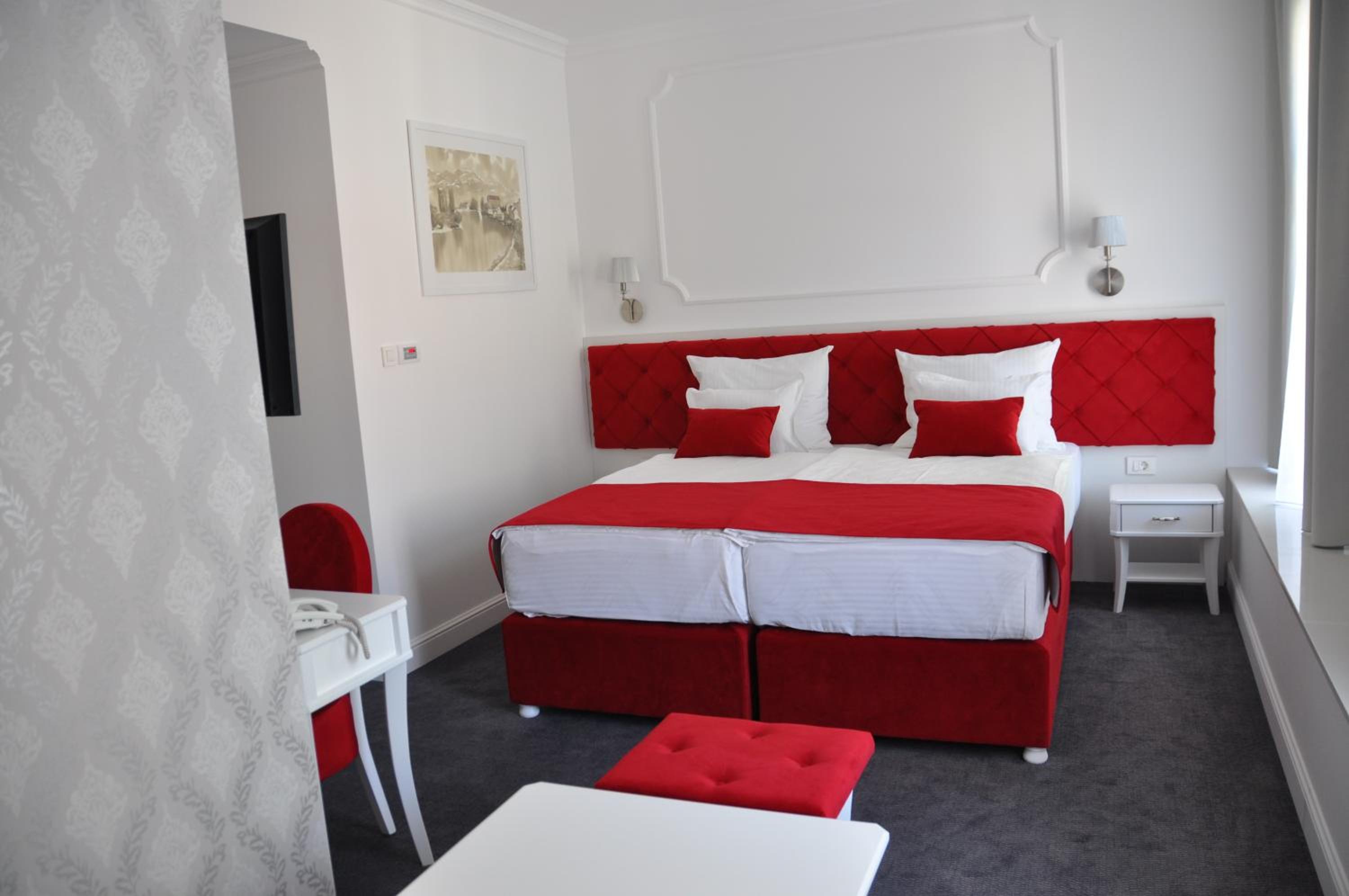 Deluxe Double or Twin Room with City View - Photo 3