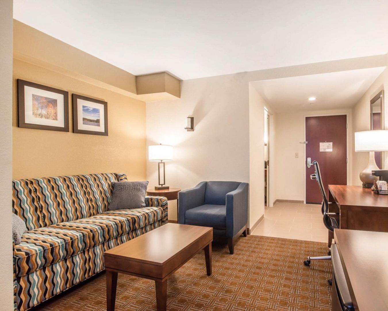 King Suite with Sofa Bed - Non-Smoking photo 3