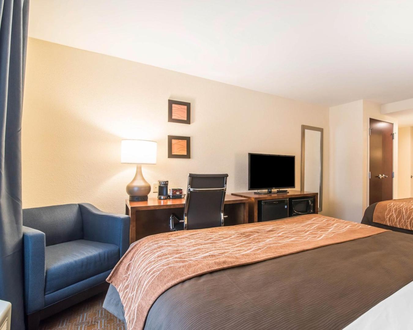 Standard Queen Room with Two Queen Beds photo 3