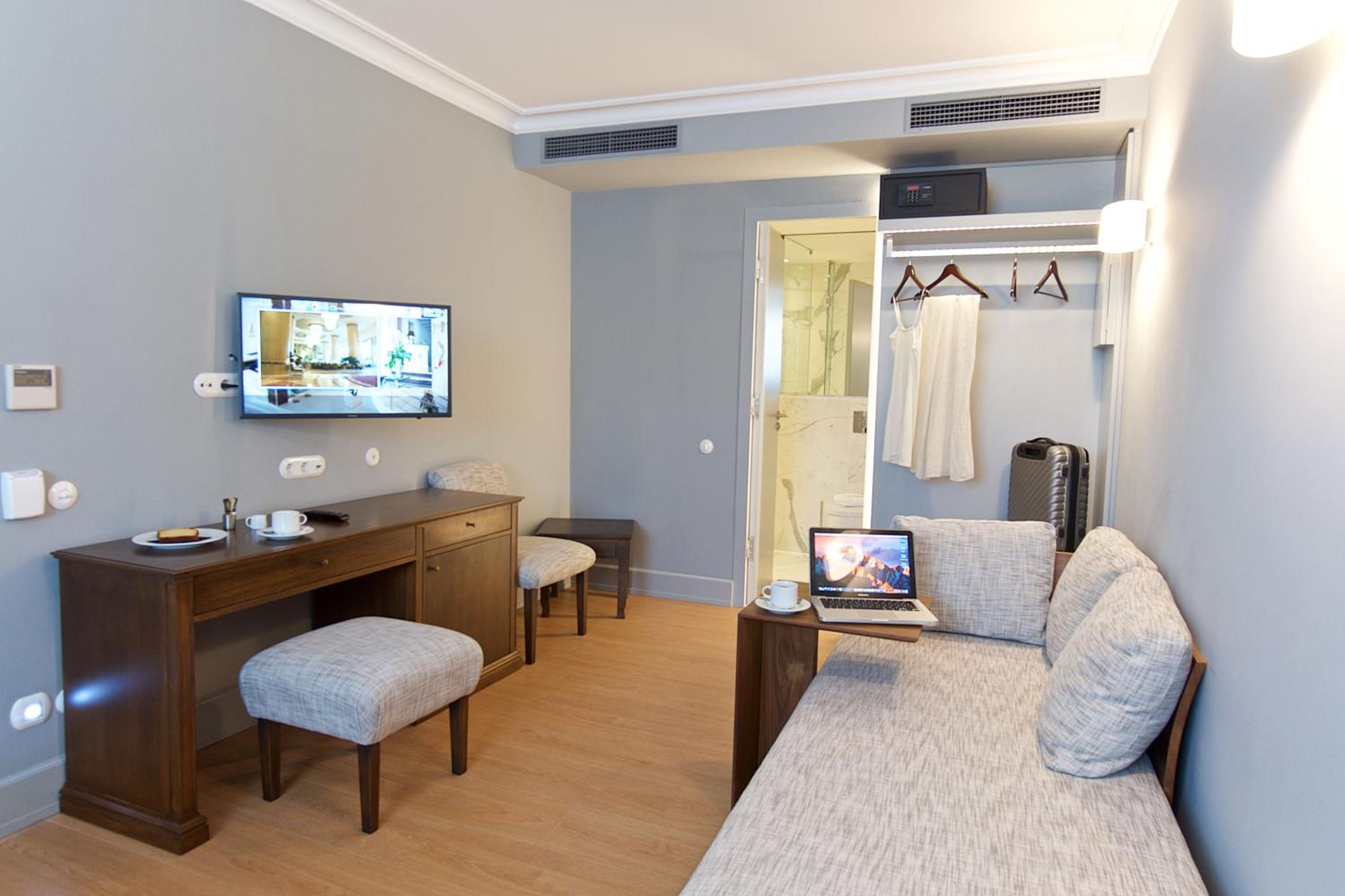 Superior Double Room (No Balcony) photo 3