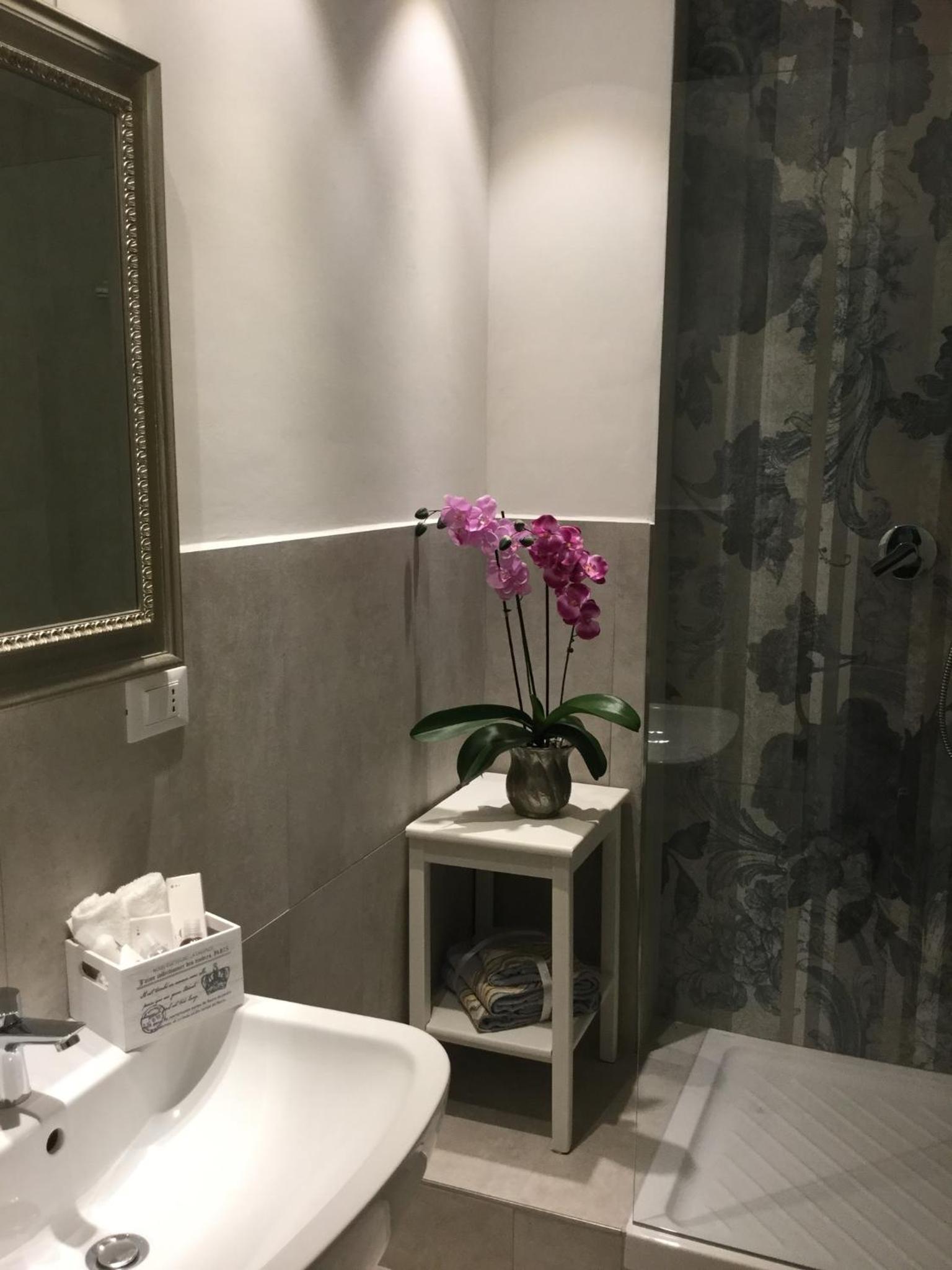 Deluxe Room (2 Adults + 1 Child) - Photo 4