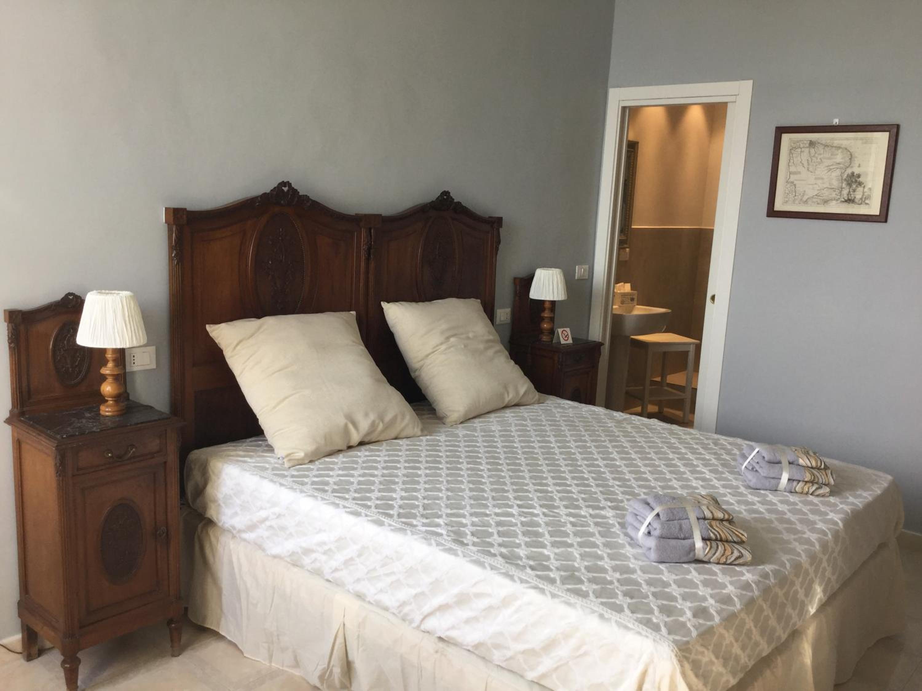 Deluxe Room (2 Adults + 1 Child) - Photo 1
