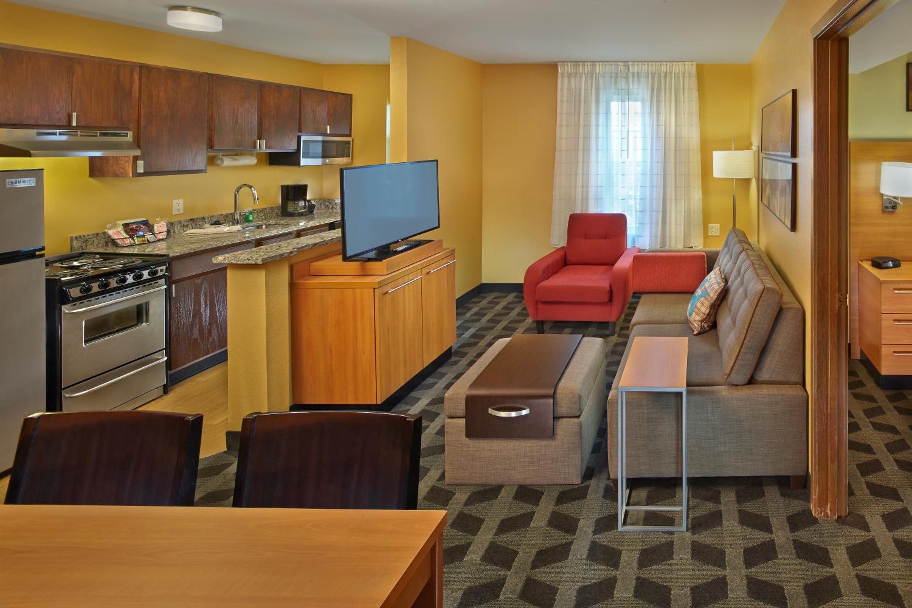 Two-Bedroom Queen Suite photo 2