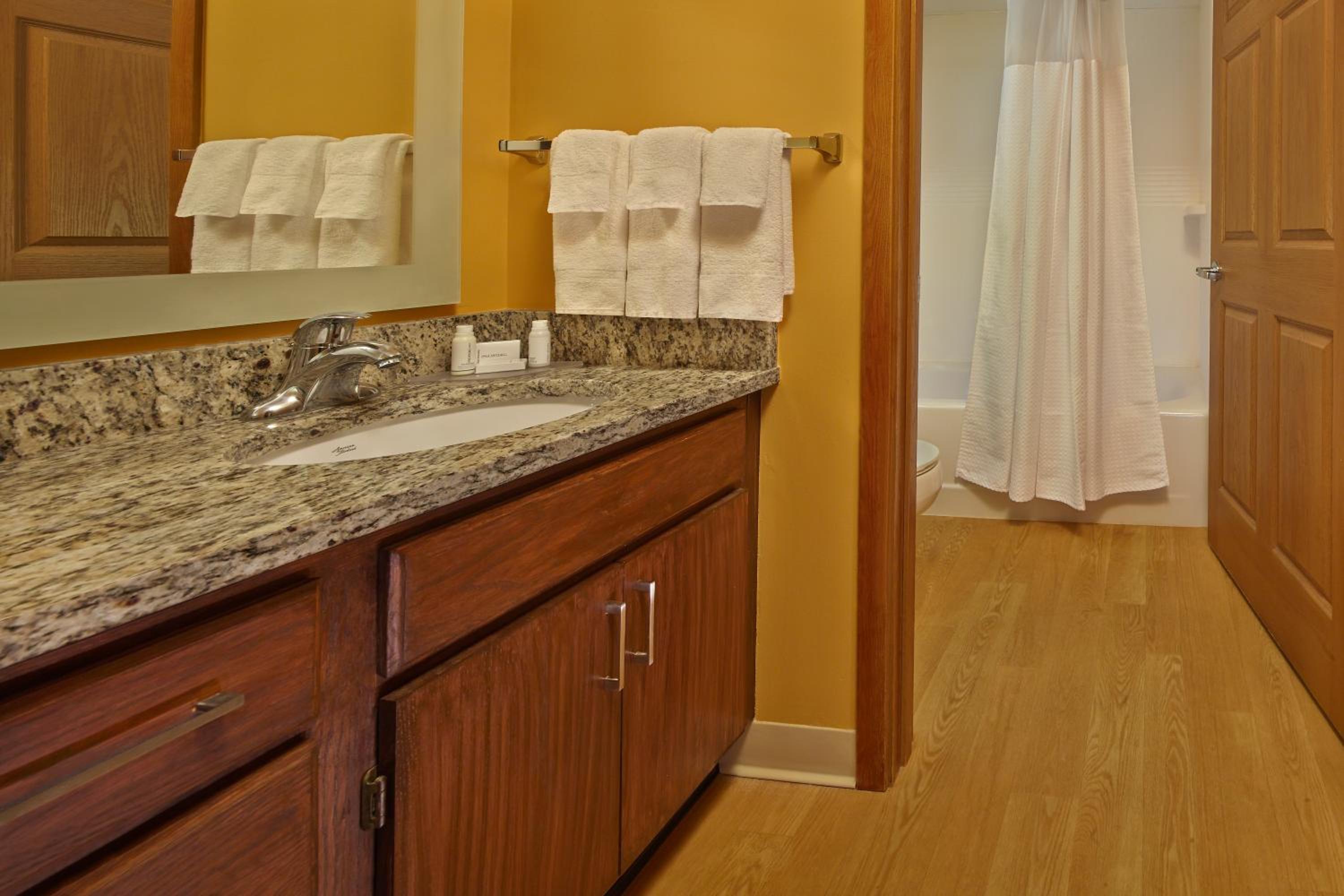 Two-Bedroom Queen Suite photo 3