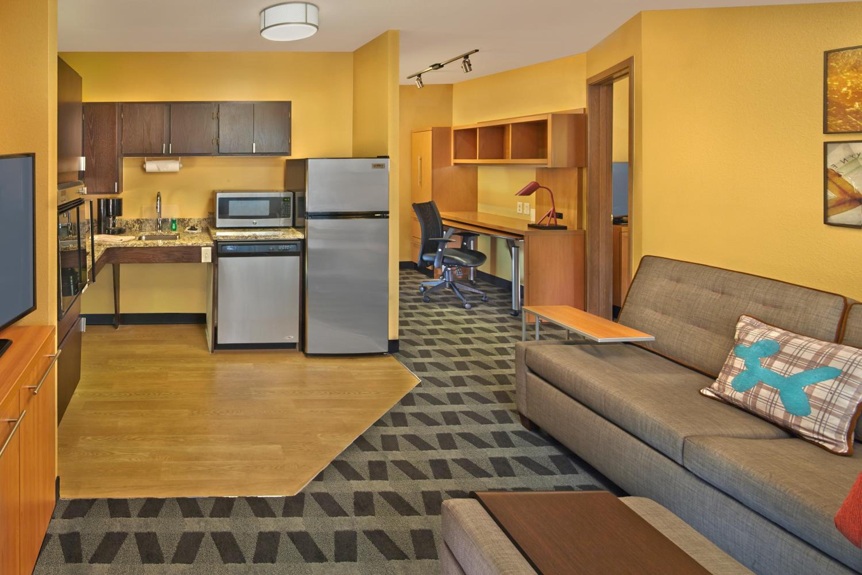 One-Bedroom Queen Suite photo 1