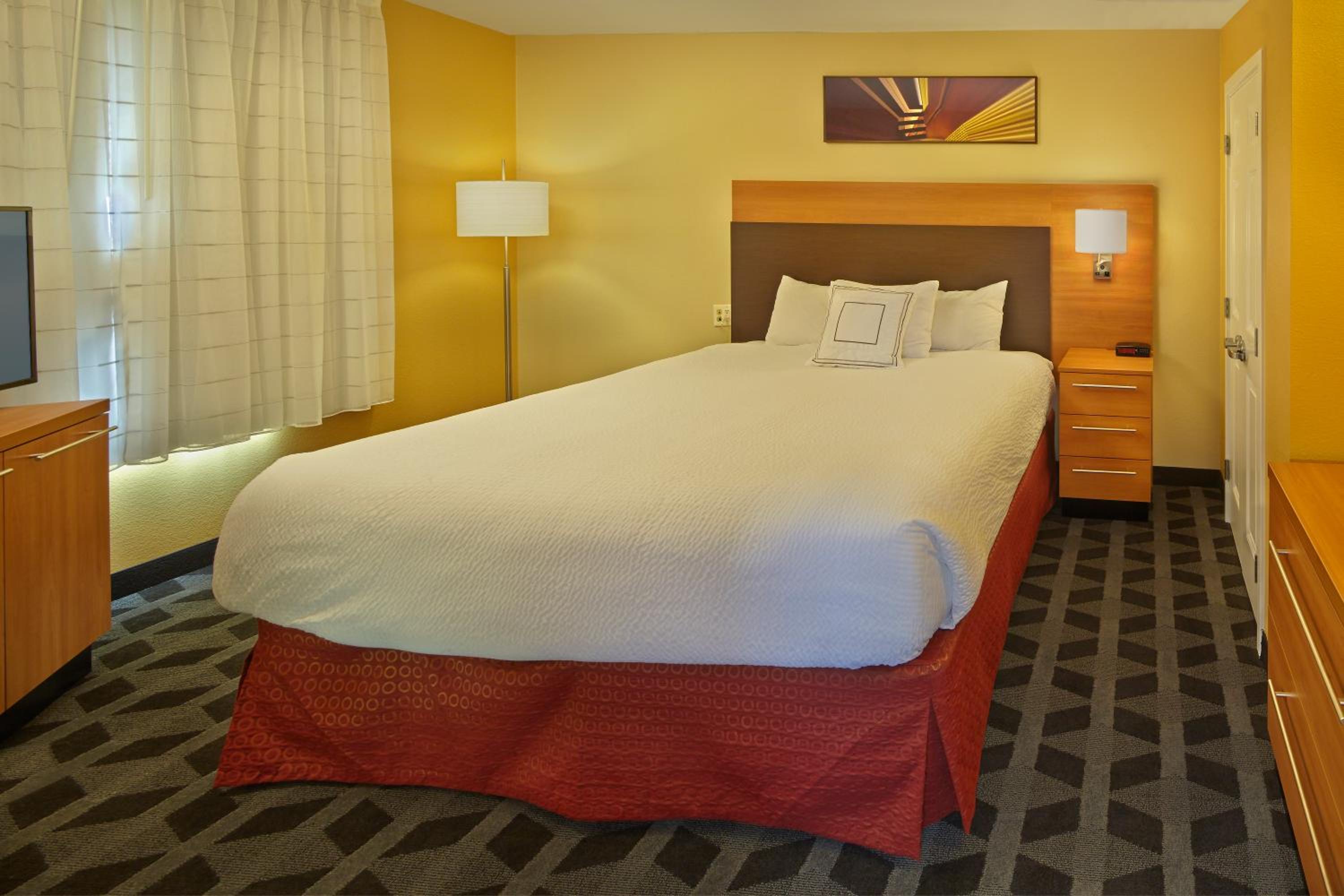 One-Bedroom Queen Suite photo 3