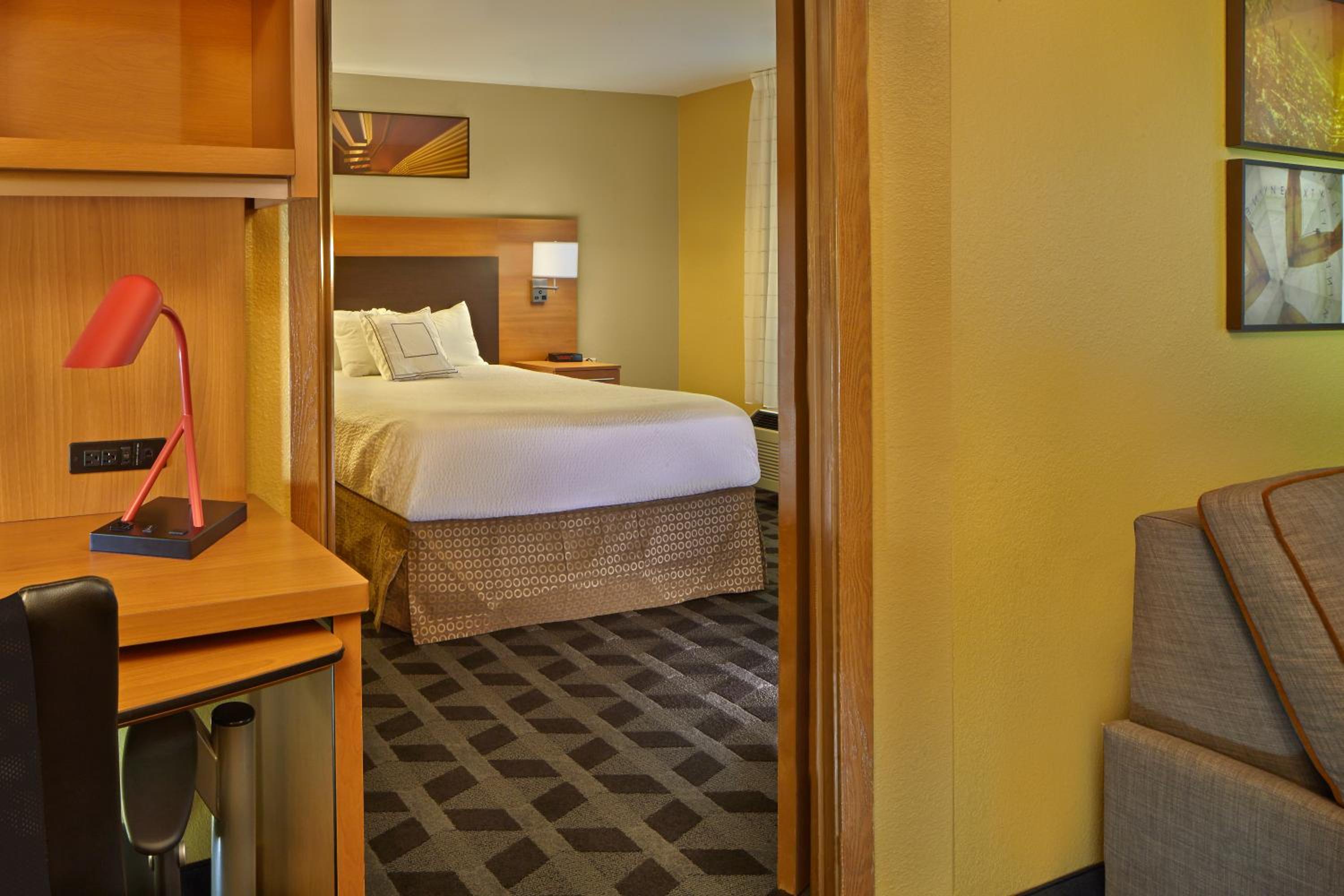 One-Bedroom Queen Suite photo 2