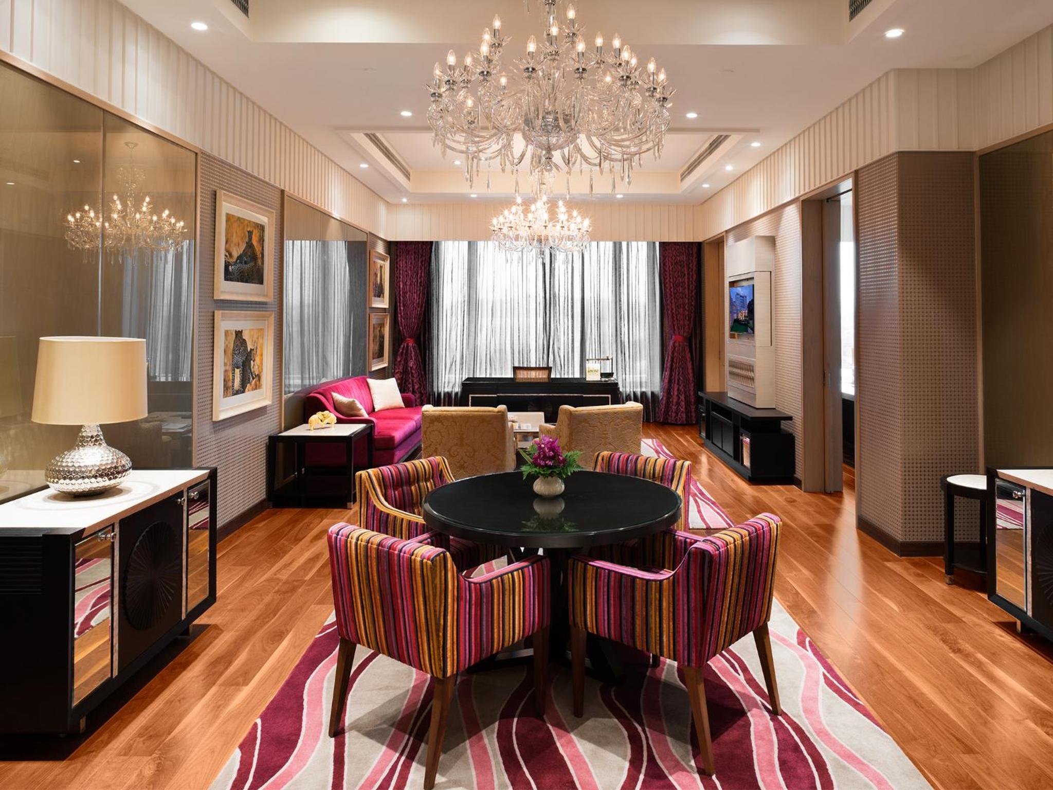 Presidential Suite with Breakfast, Two Way Airport Transfers, Evening Cocktail Hours & High-Tea