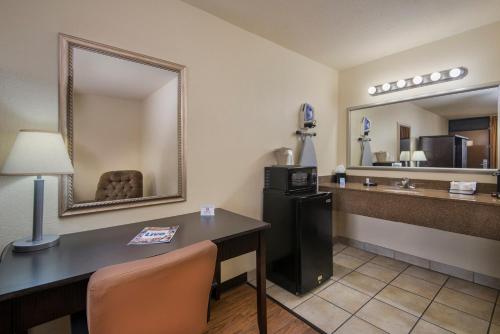 Standard King Room photo 3