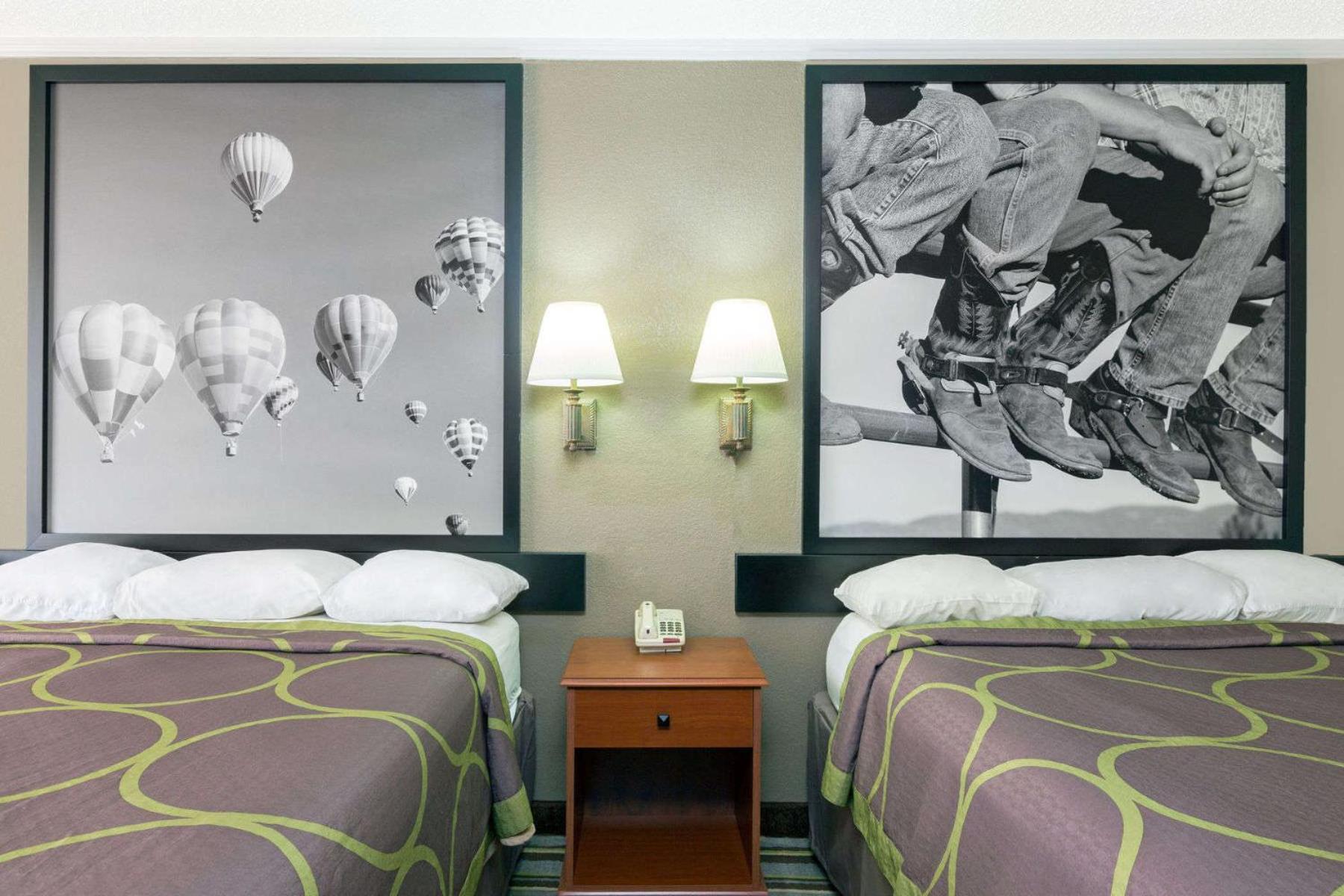 Queen Room with Two Queen Beds - Non-Smoking - Photo 4