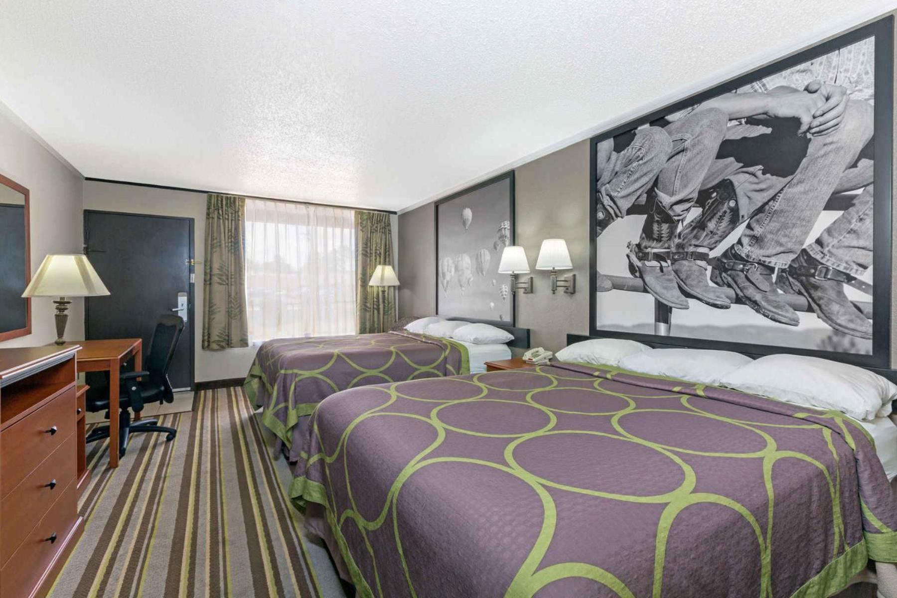 Queen Room with Two Queen Beds - Smoking - Photo 6