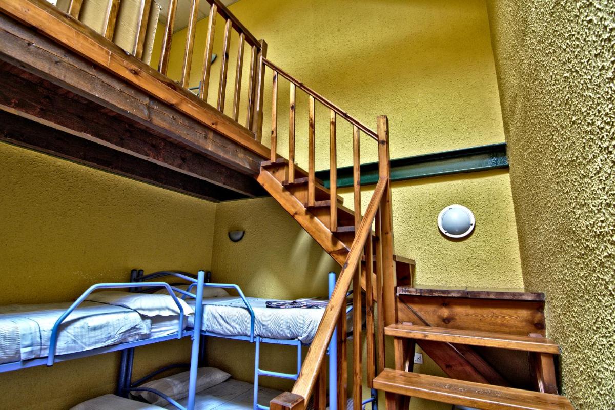 10-Bed Mixed Dormitory Room photo 2