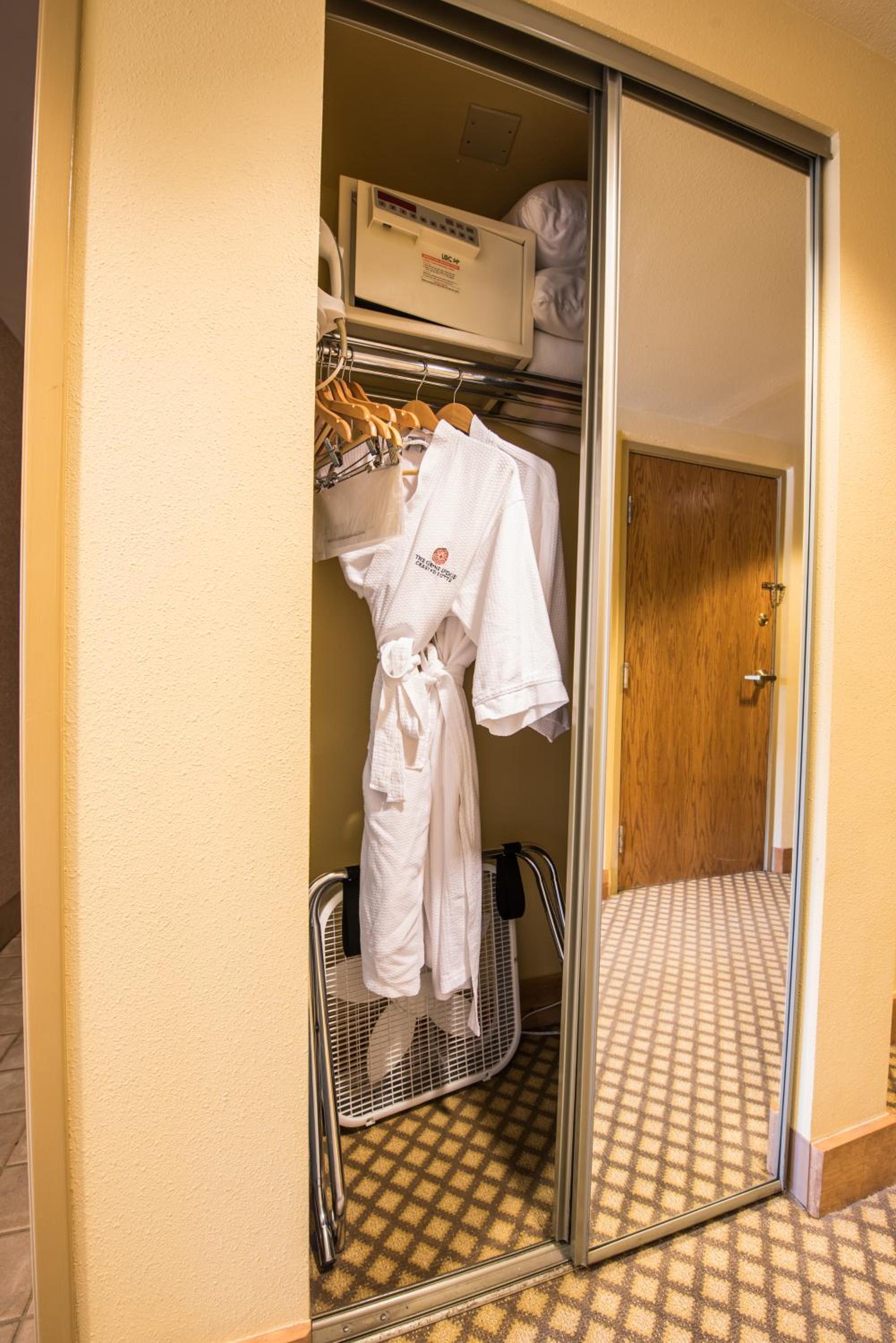 Standard King Room - Photo 8