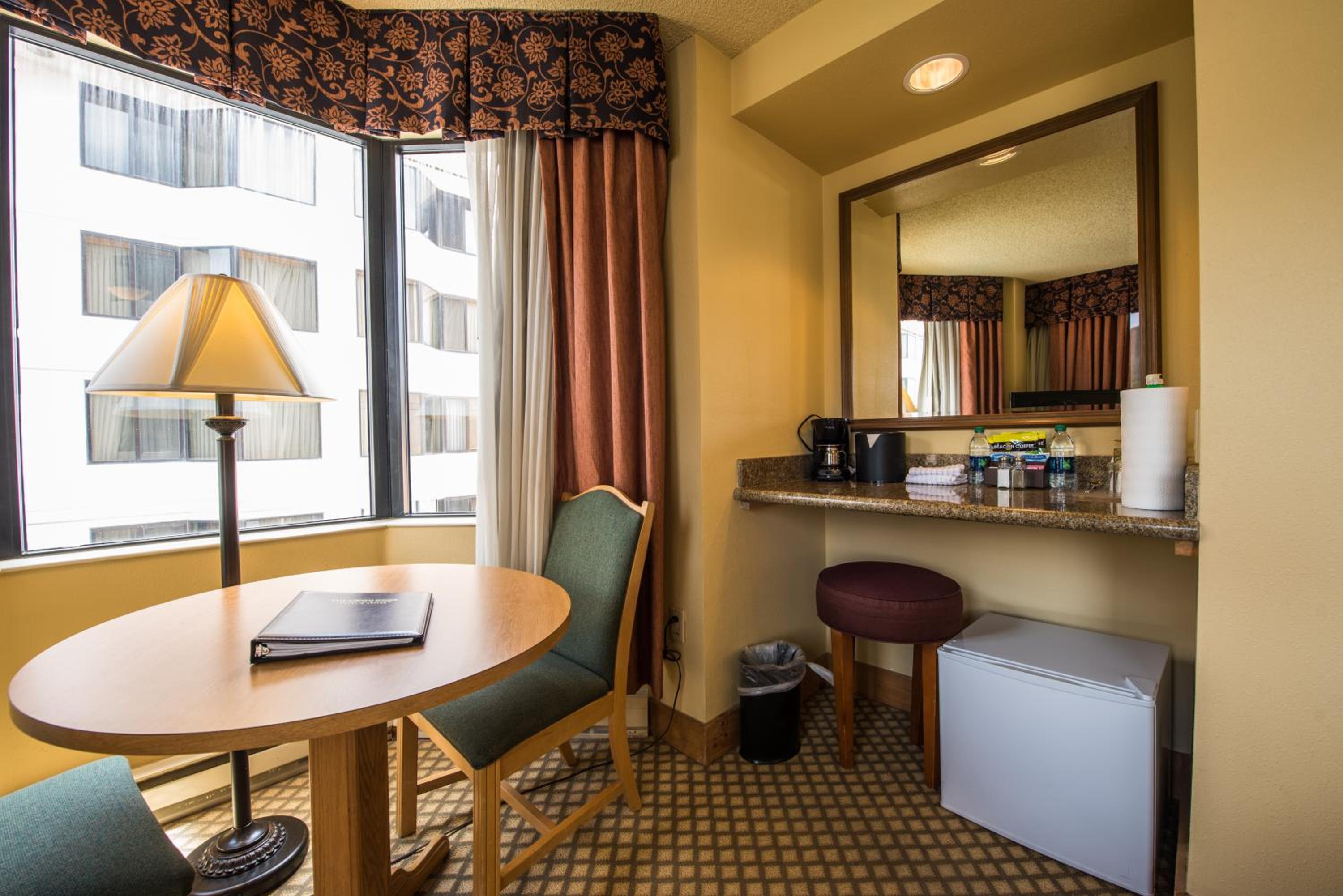 Standard King Room - Photo 6