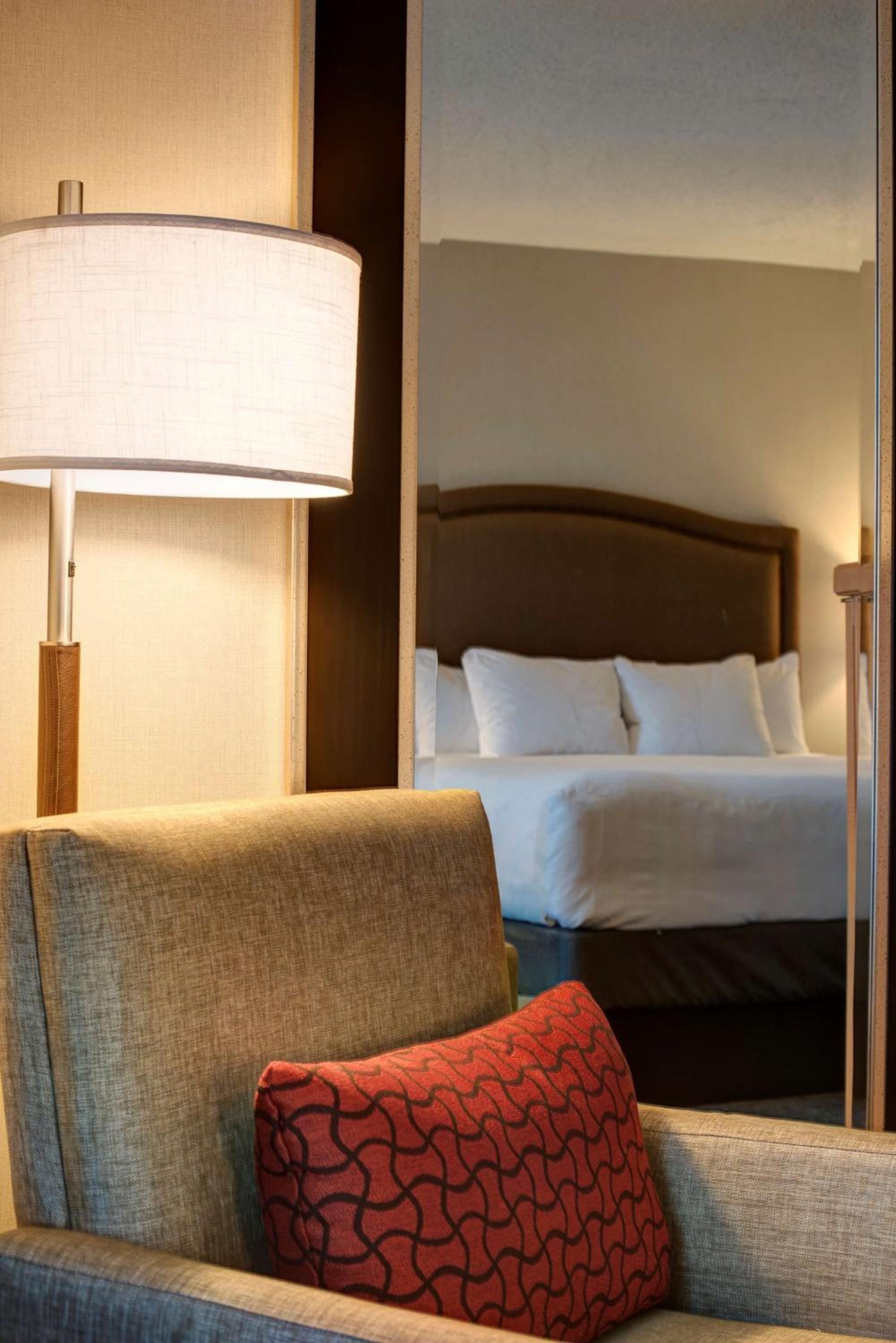 Queen Room with Two Queen Beds and Accessible Shower - Disability Access - Photo 5