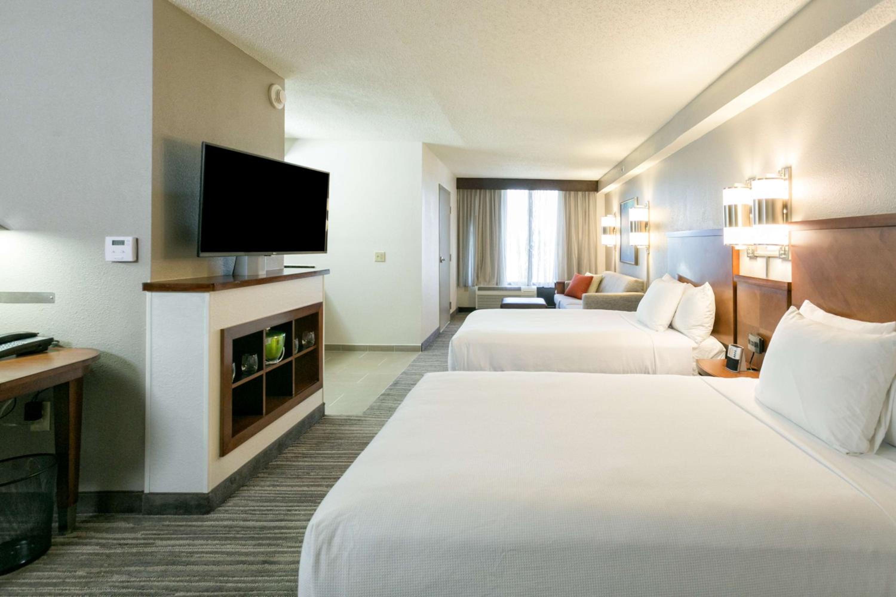 Double Room with Two Double Beds and Sofa Bed - Photo 4