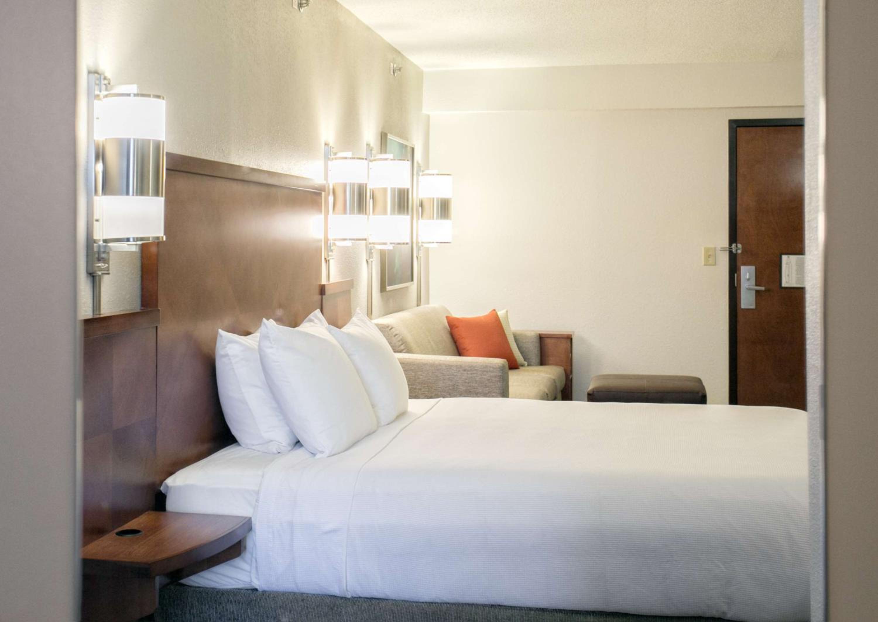 King Room with Accessible Tub - Disability Access - Photo 16