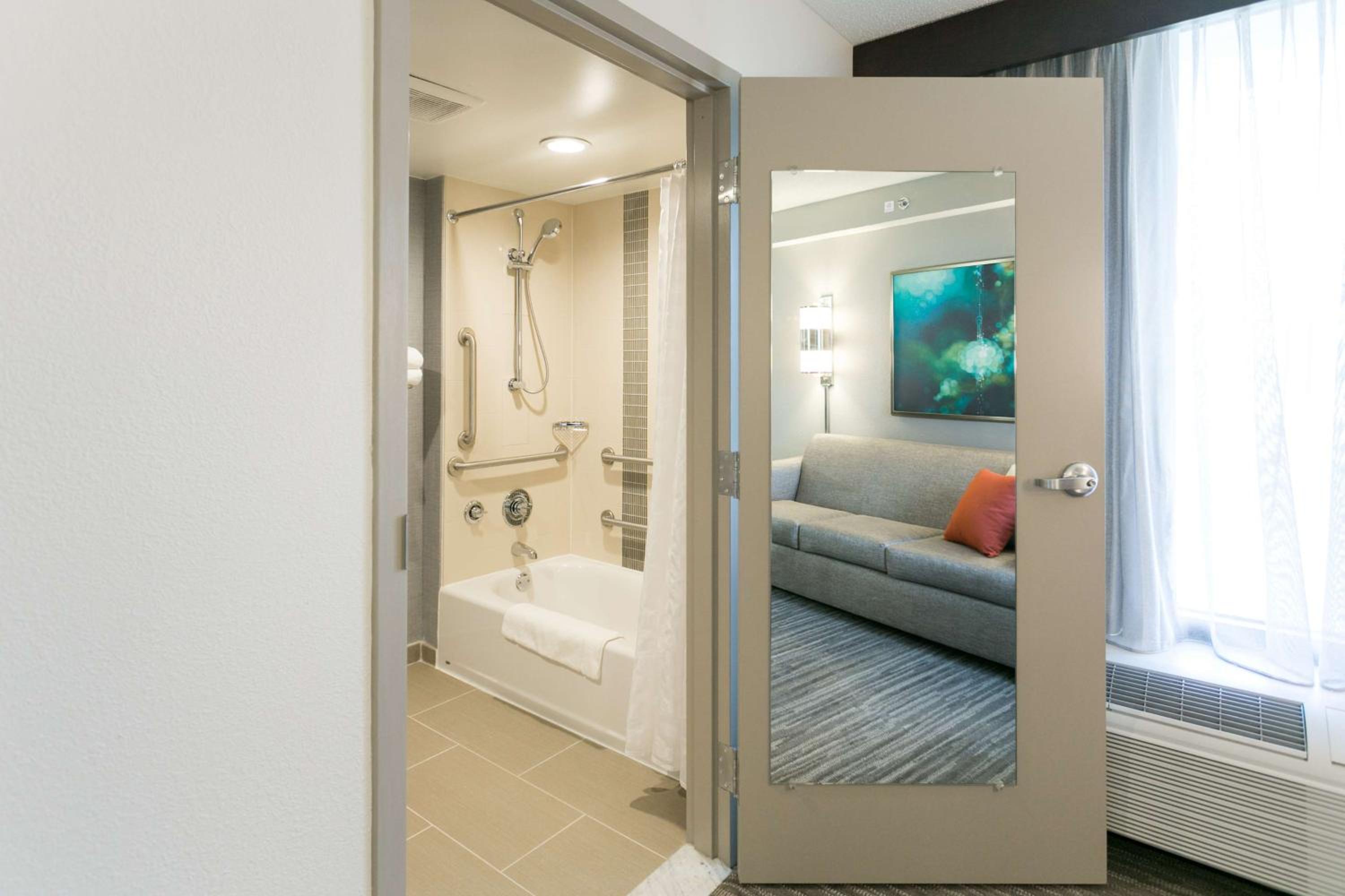 King Room with Accessible Tub - Disability Access - Photo 14