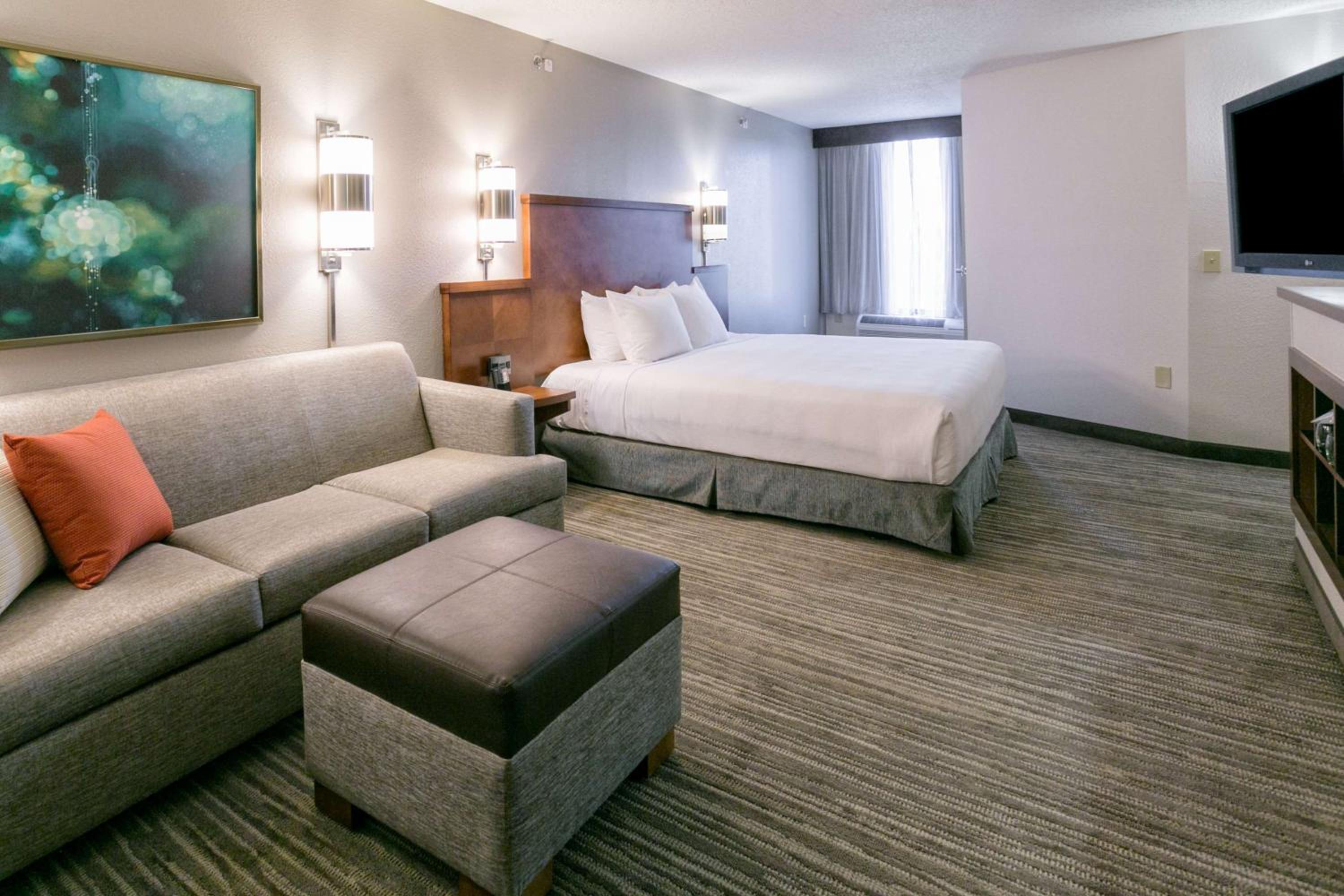 King Room with Accessible Tub - Disability Access - Photo 15