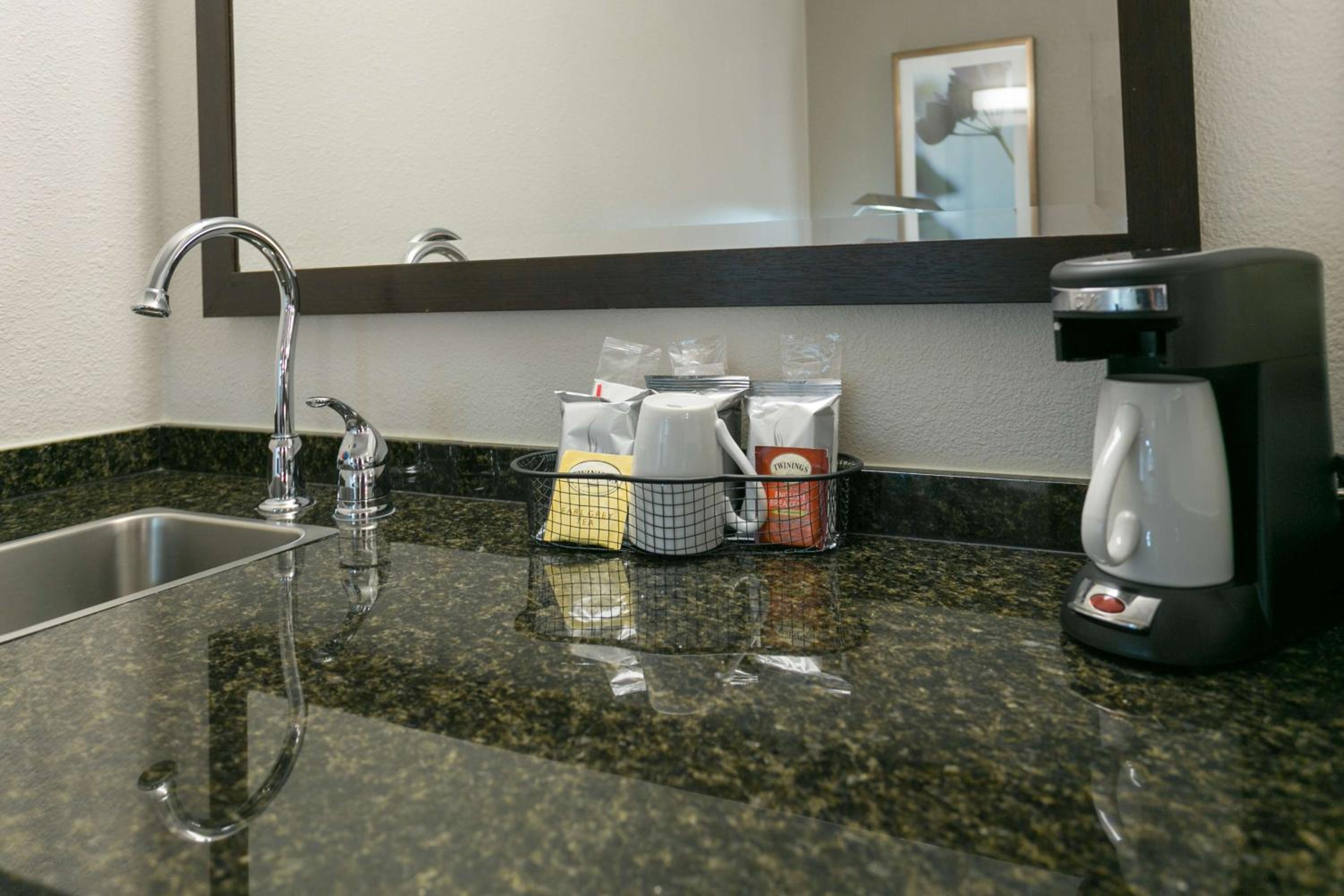 Double Room with Two Double Beds and Sofa Bed - Photo 5