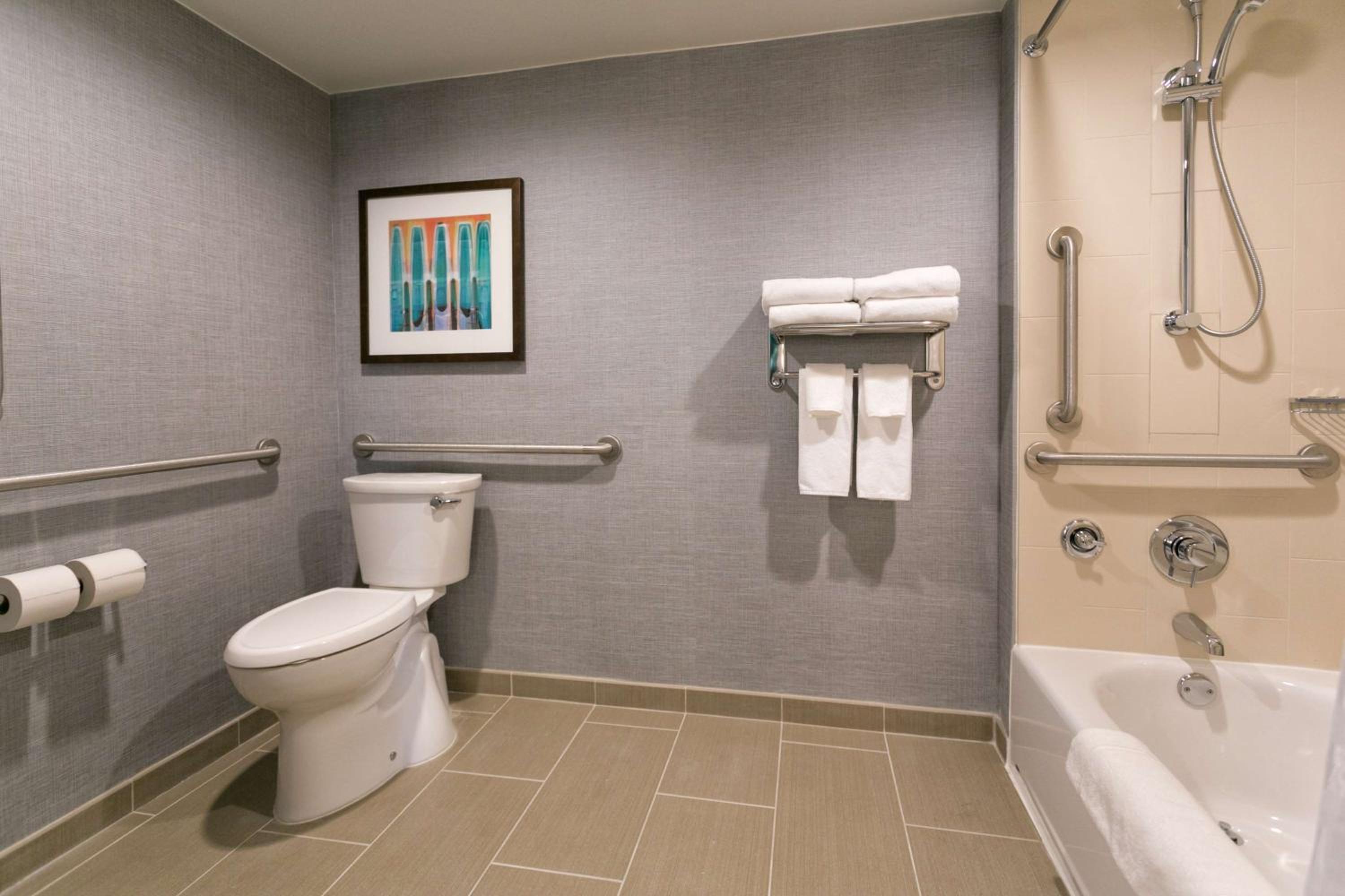 King Room with Accessible Tub - Disability Access - Photo 13