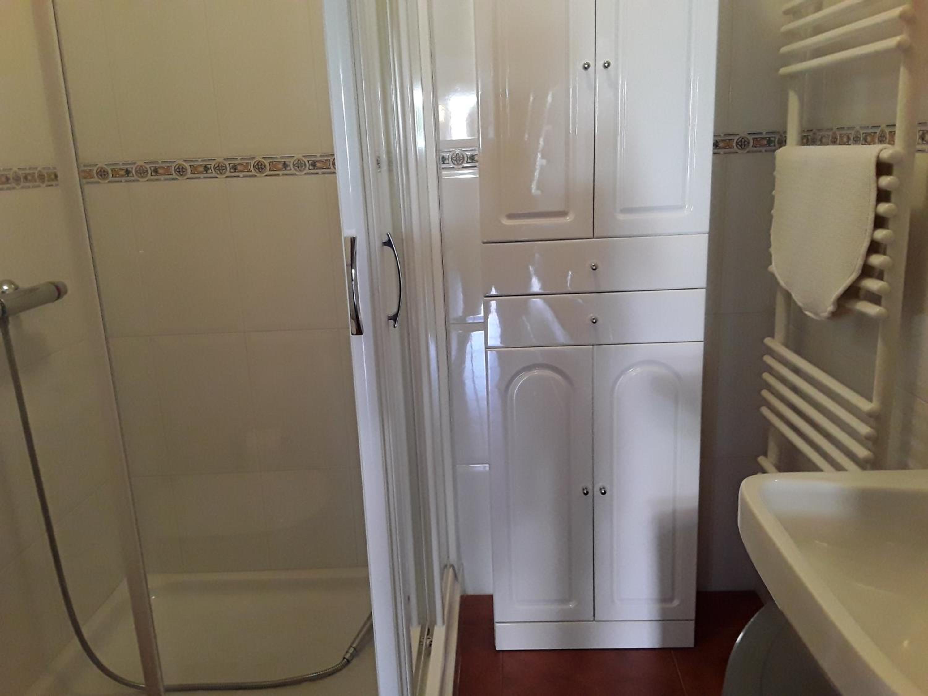 Five-Bedroom House - Photo 21