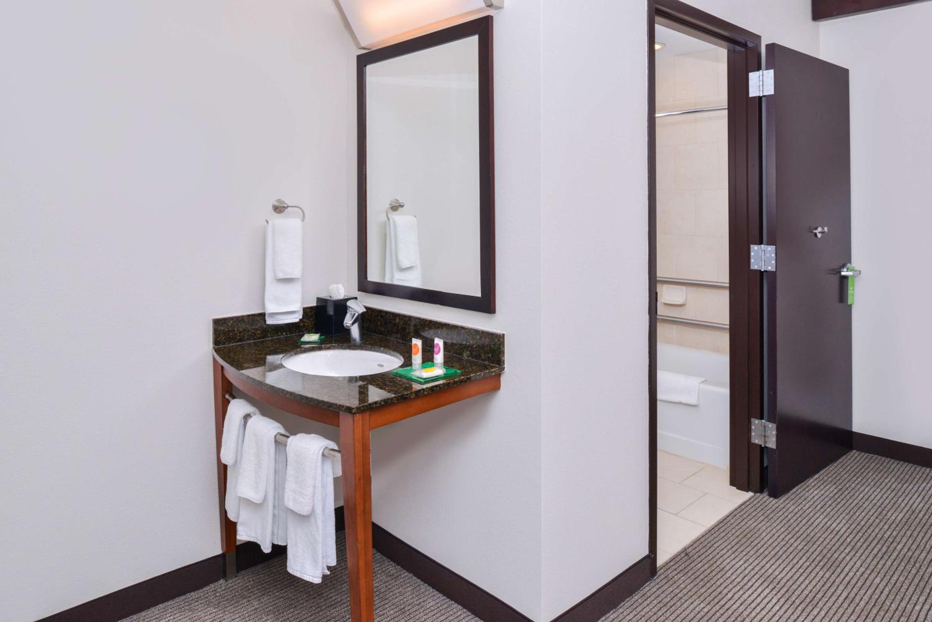 King Room with Sofa Bed and Accessible Tub - Disability Access - Photo 4