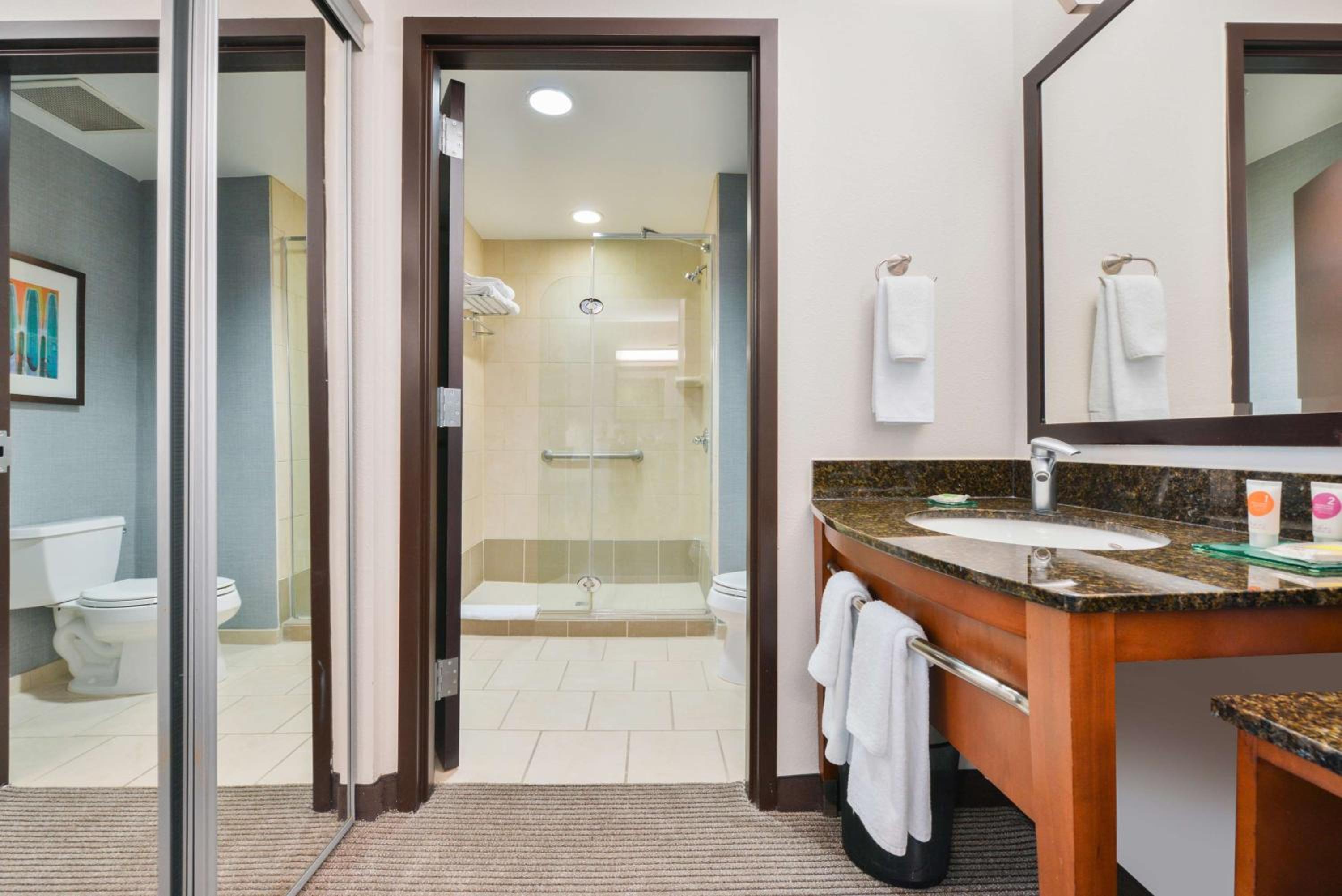 Queen Room with Two Queen Beds and Roll-In Shower - Disability Access - Photo 3