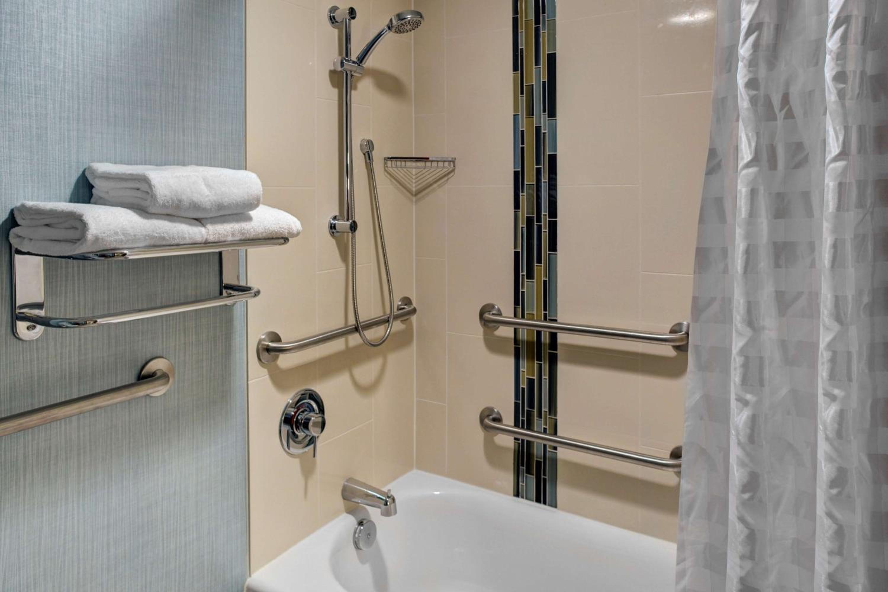 King Room with Sofa Bed and Accessible Tub - Disability Access - Photo 7