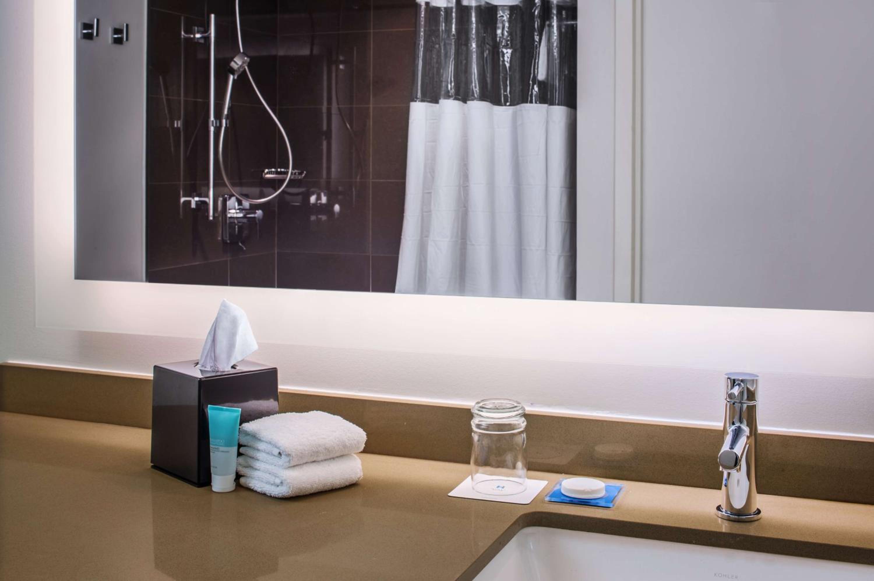 Queen Studio Suite with Kitchen and Accessible Tub - Disability Access thumbnail 6