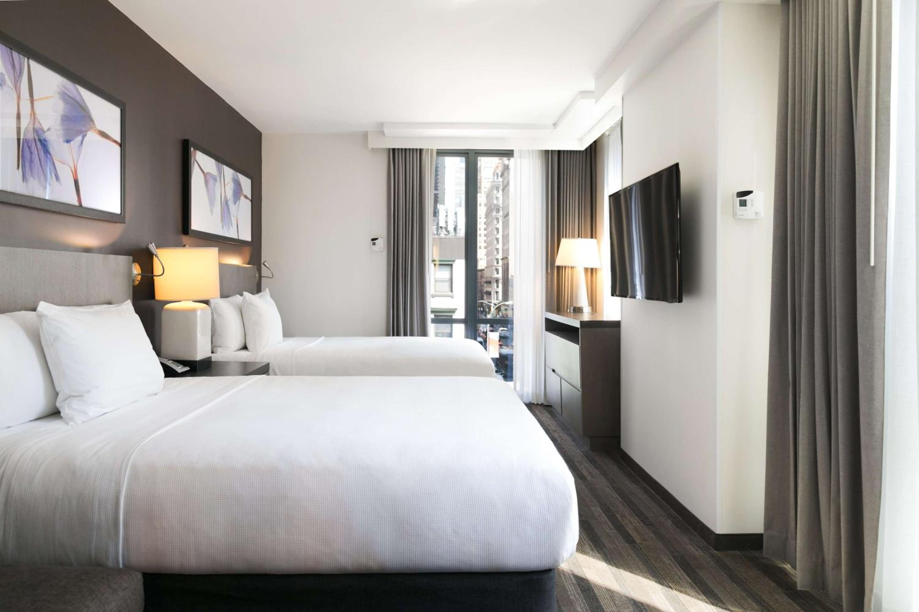 Queen Studio Suite with Kitchen and Accessible Tub - Disability Access