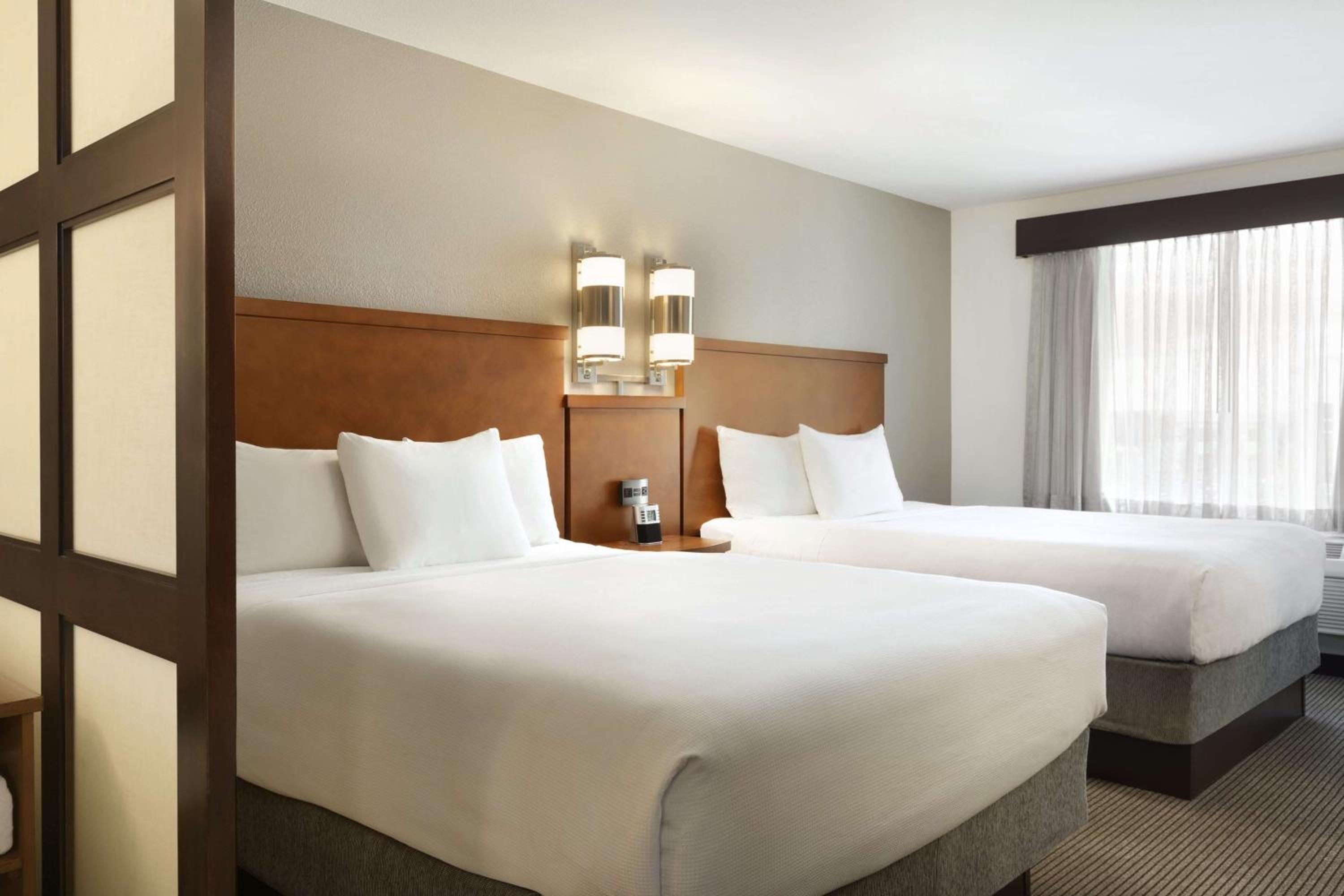 Queen Room with Two Queen Beds and Sofa Bed - High Floor - Photo 6