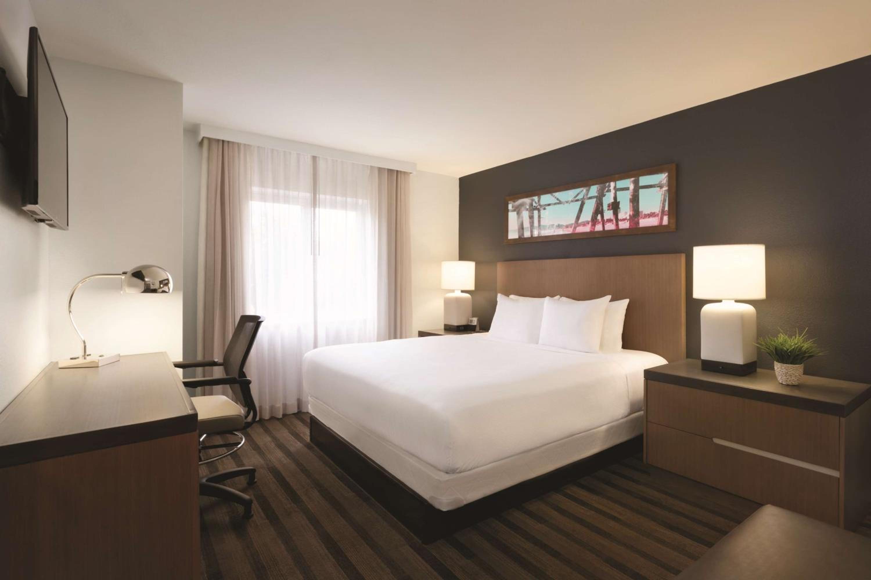 One-Bedroom King Suite with Roll-In Shower - Disability Access