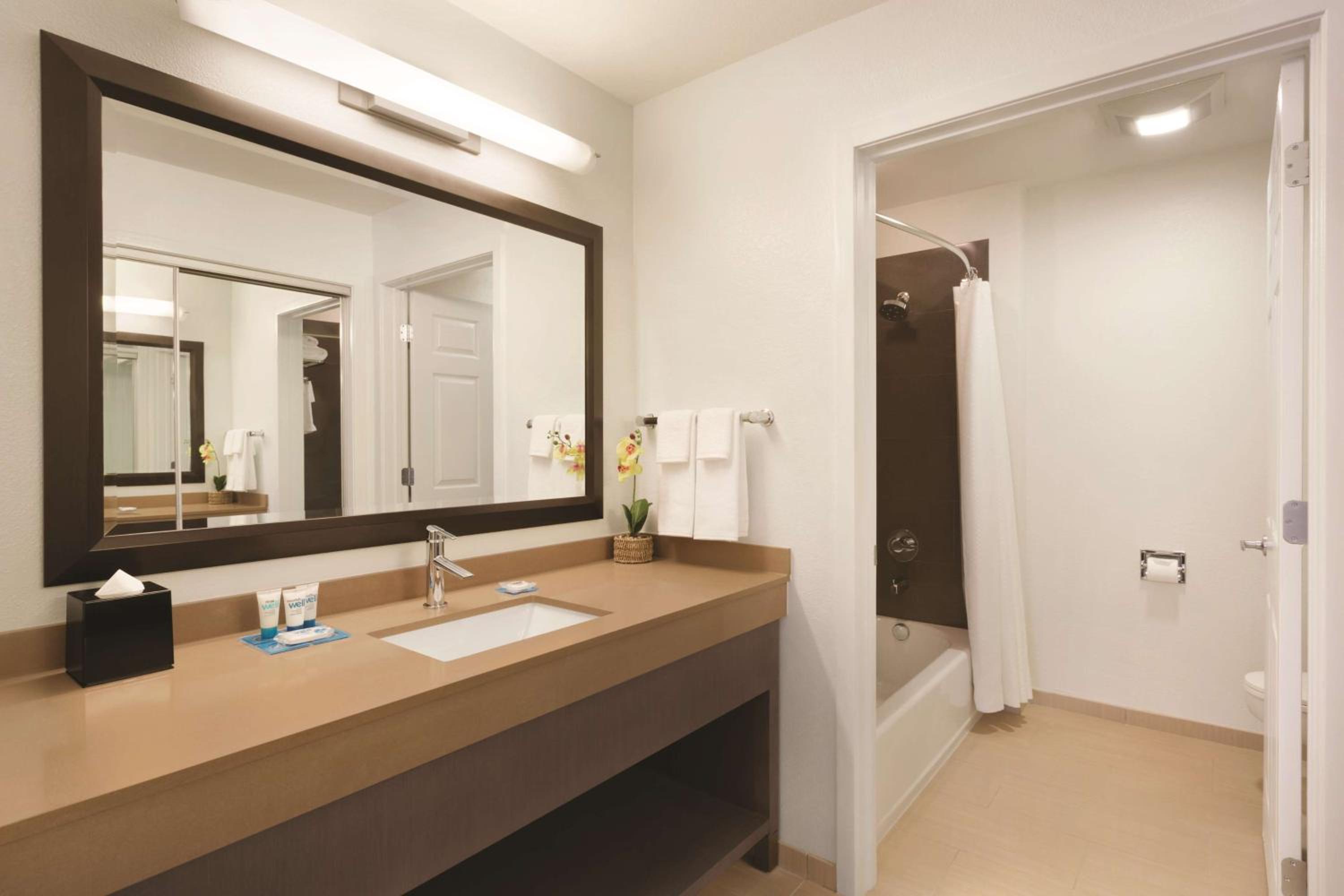 One-Bedroom Queen Suite with Roll-In Shower - Disability Access