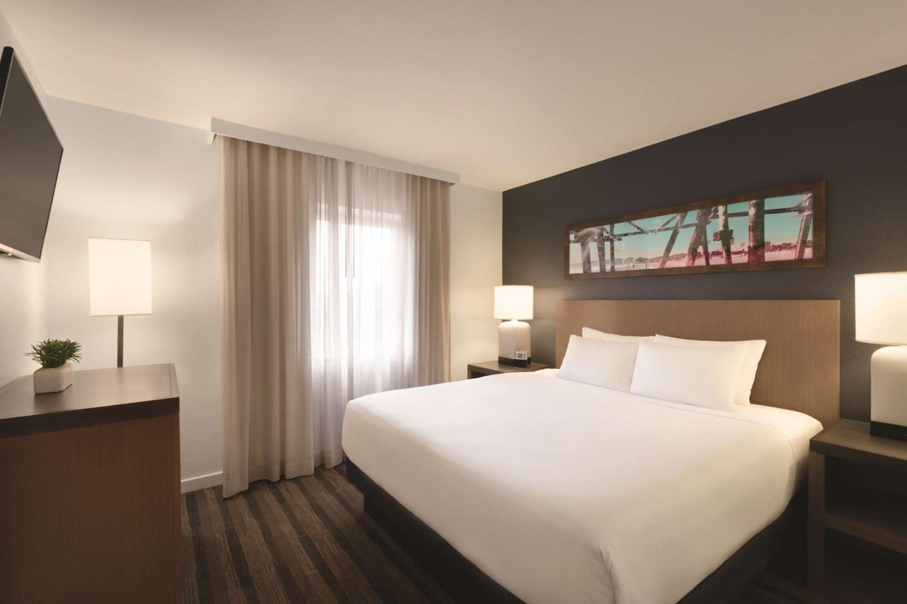 One-Bedroom King Suite with Roll-In Shower - Disability Access