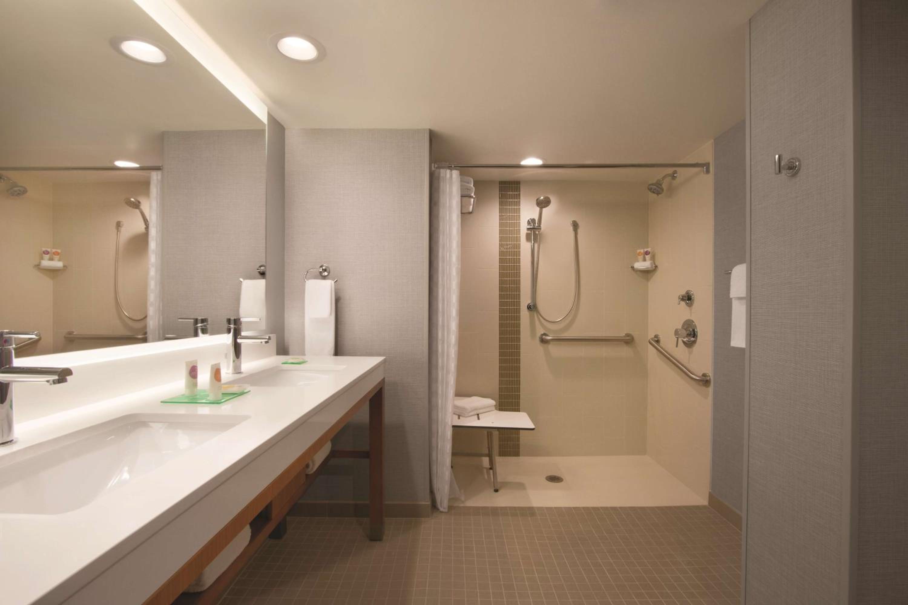 Queen Room with Two Queen Beds and Roll-In Shower - Disability Access - Photo 4