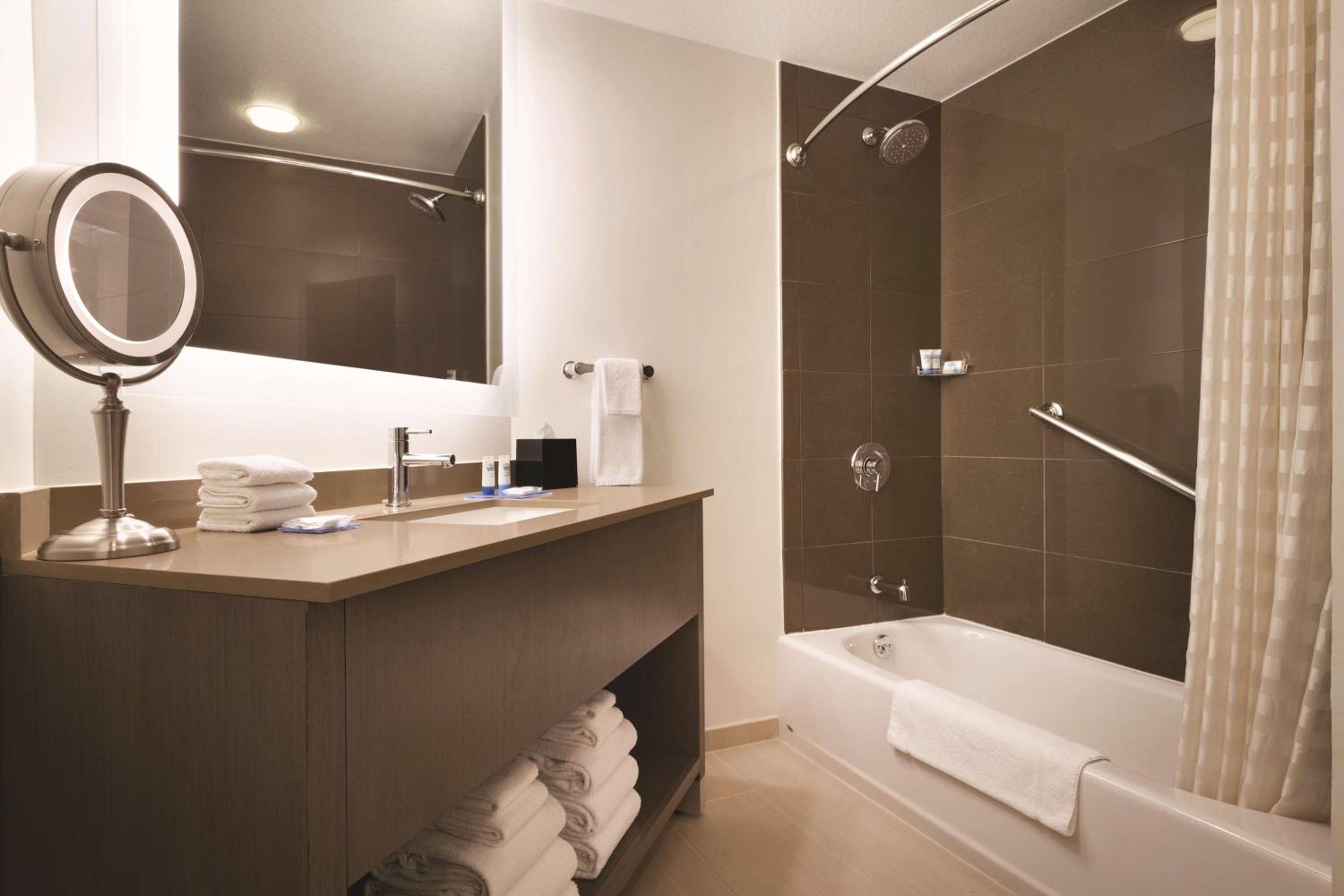 One-Bedroom Suite with Two Queen Beds - Photo 7