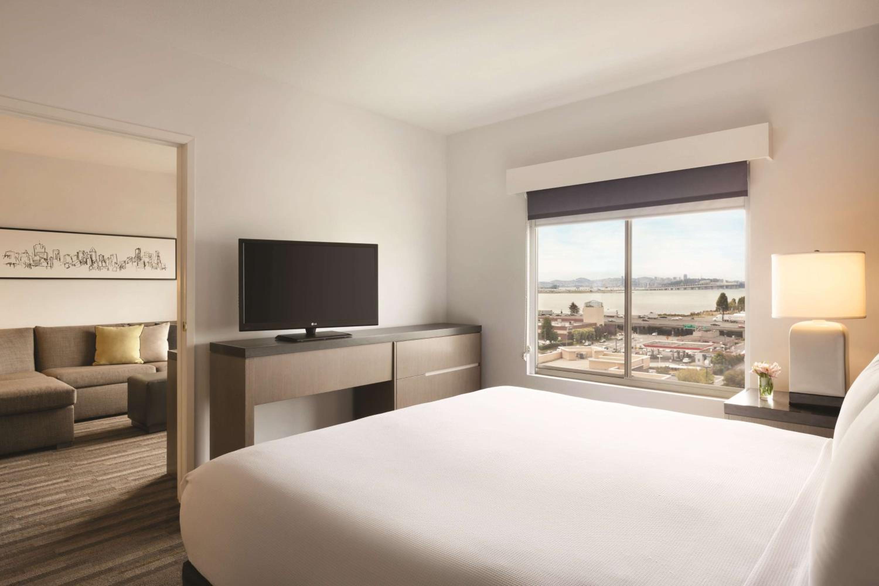 One-Bedroom King Suite with Bay View - Photo 3