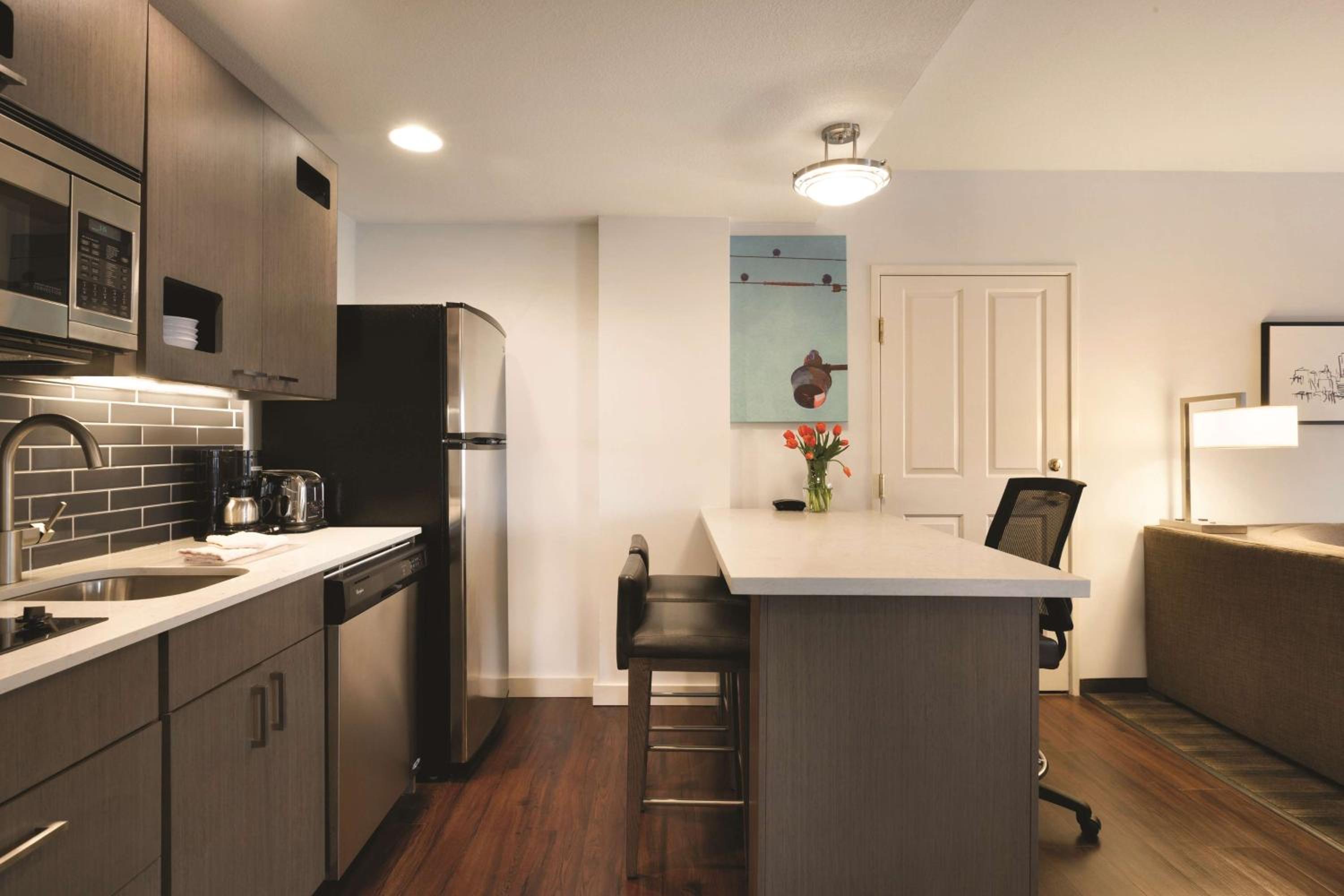 One-Bedroom King Suite - Photo 4