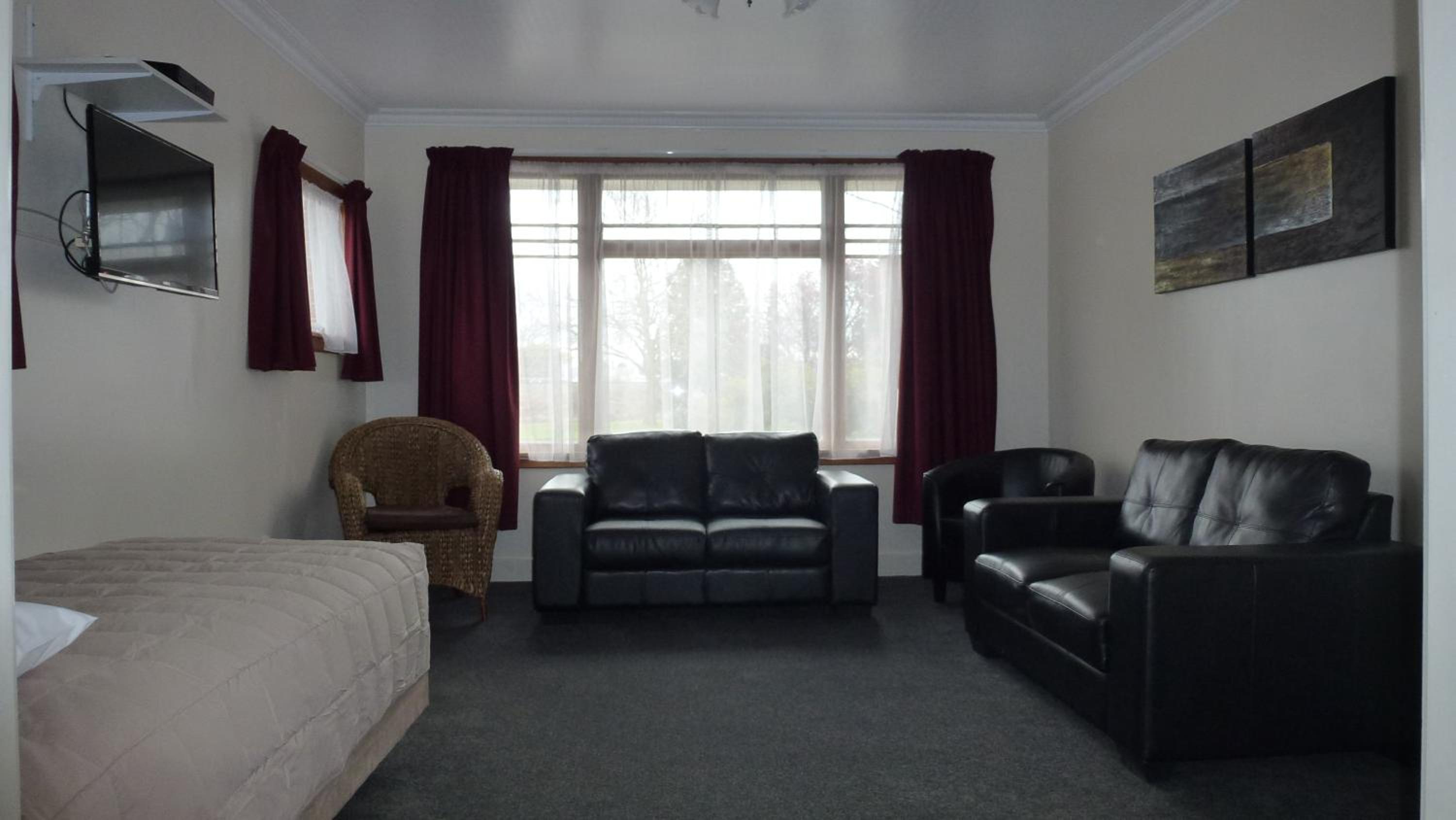 Three-Bedroom House photo 2