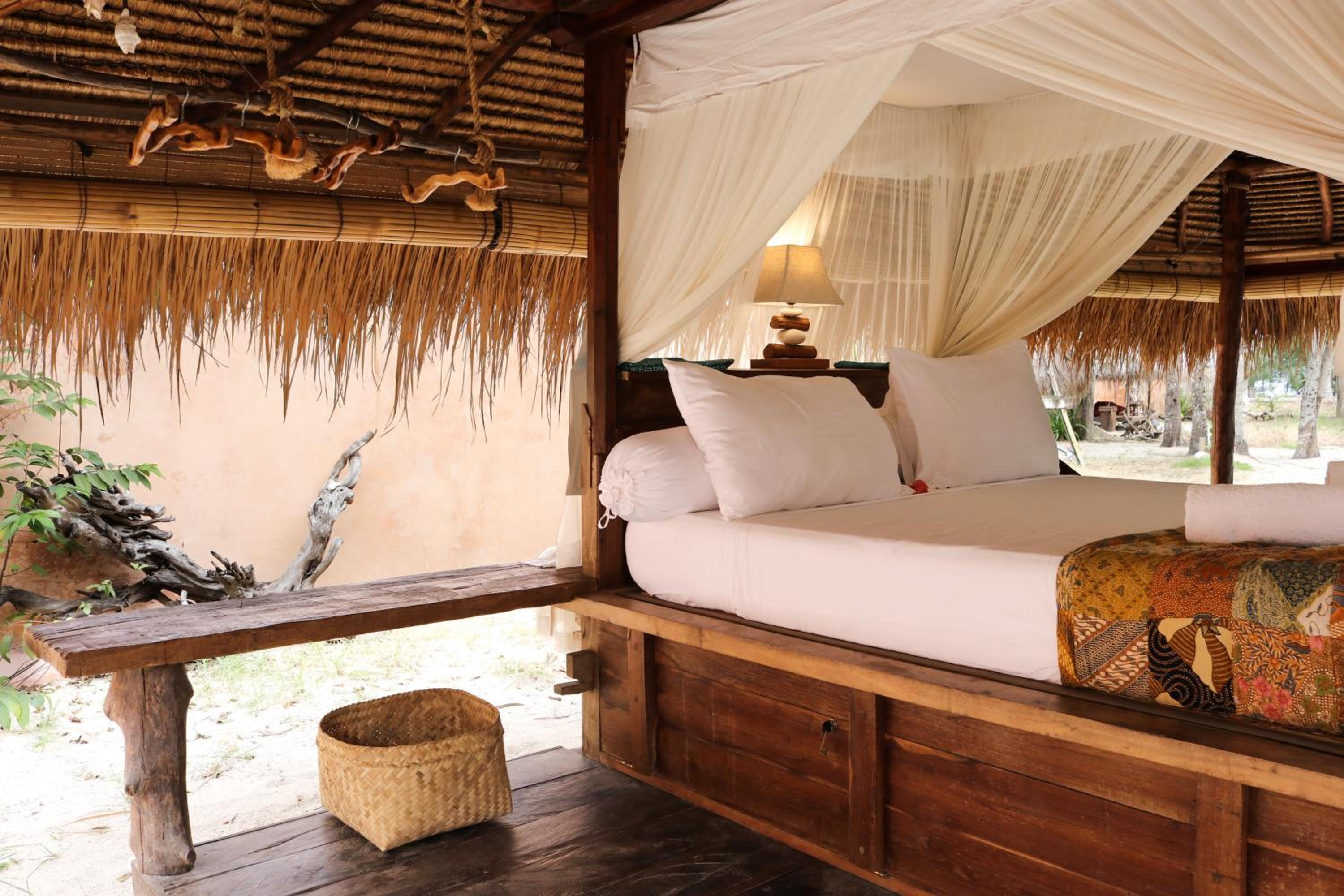 Bale with Private Bathroom with Free Return Boat from Kepo Harbor to Gili Asahan