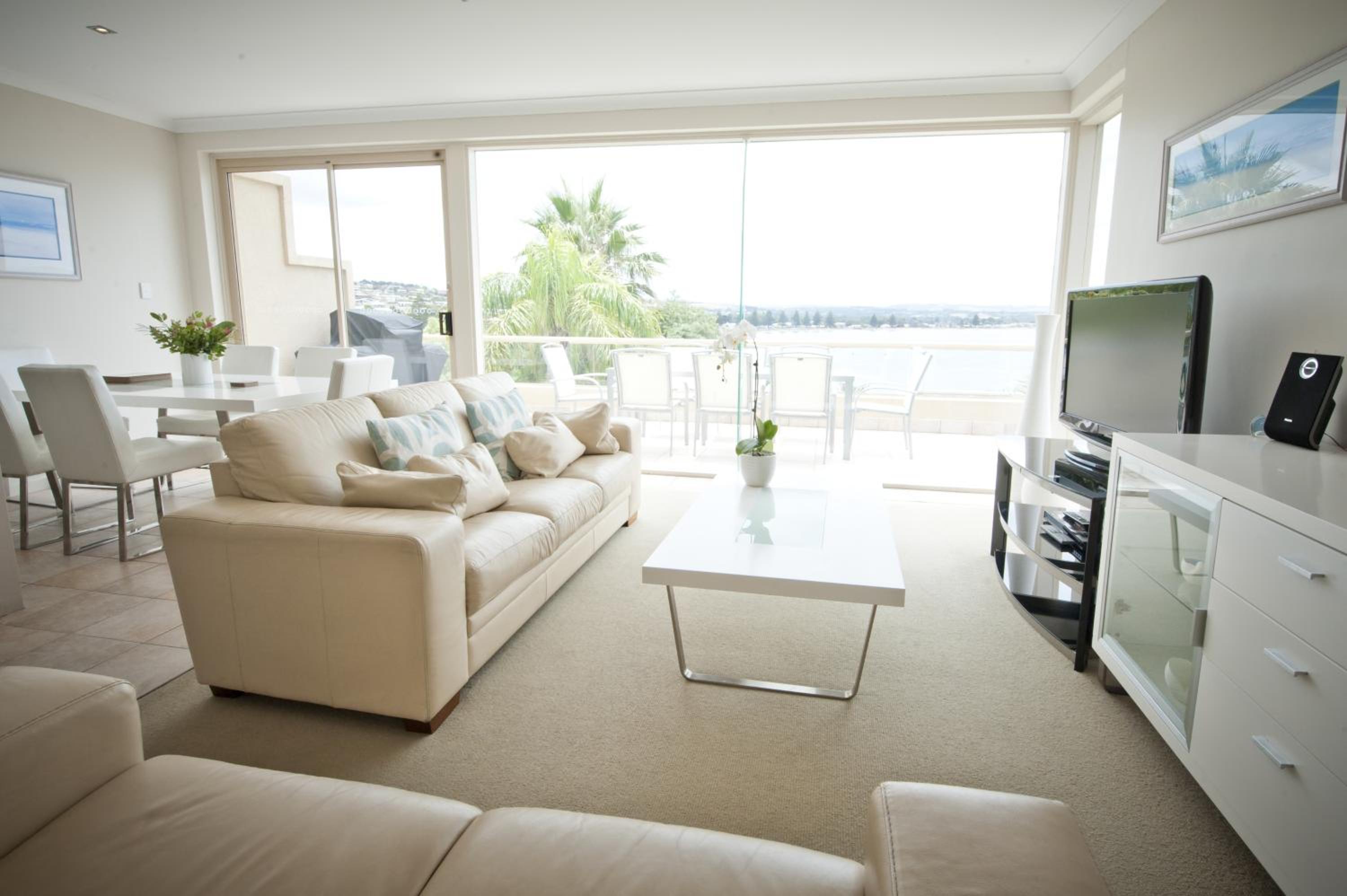 Apartment with Ocean View - Photo 6