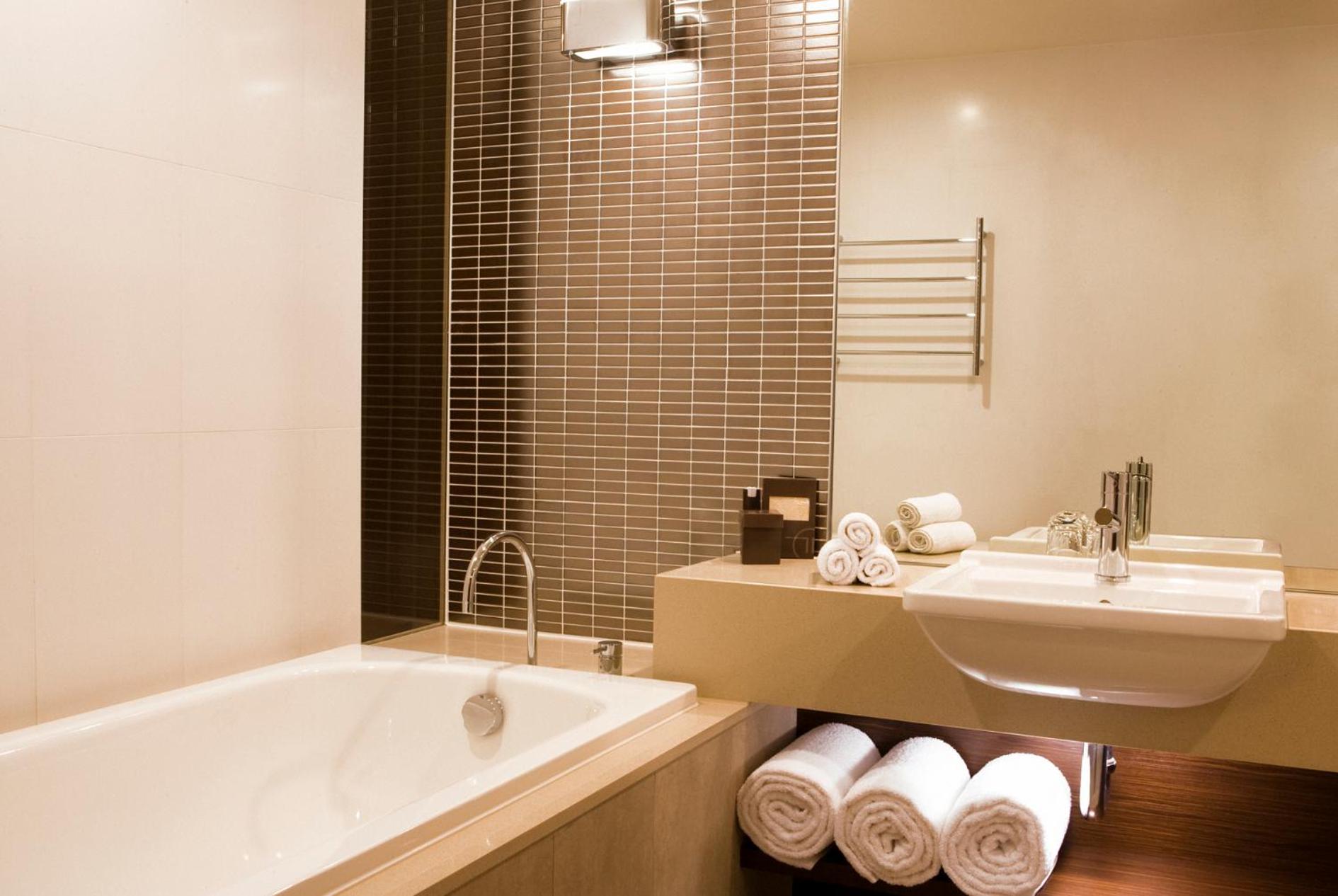 Deluxe King Room - Photo 2