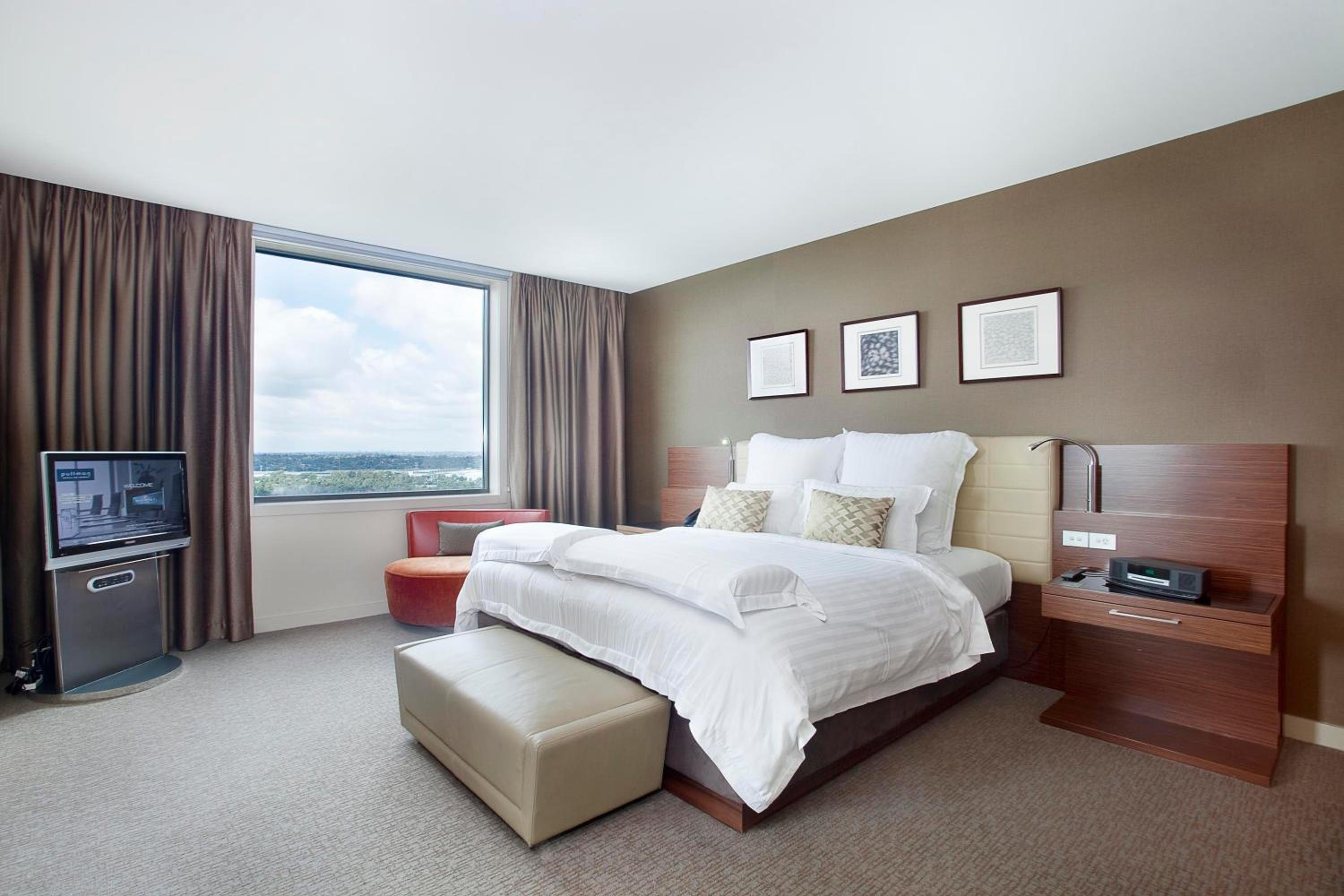 Executive King Suite with Spa Bath - Lounge Access thumbnail 5