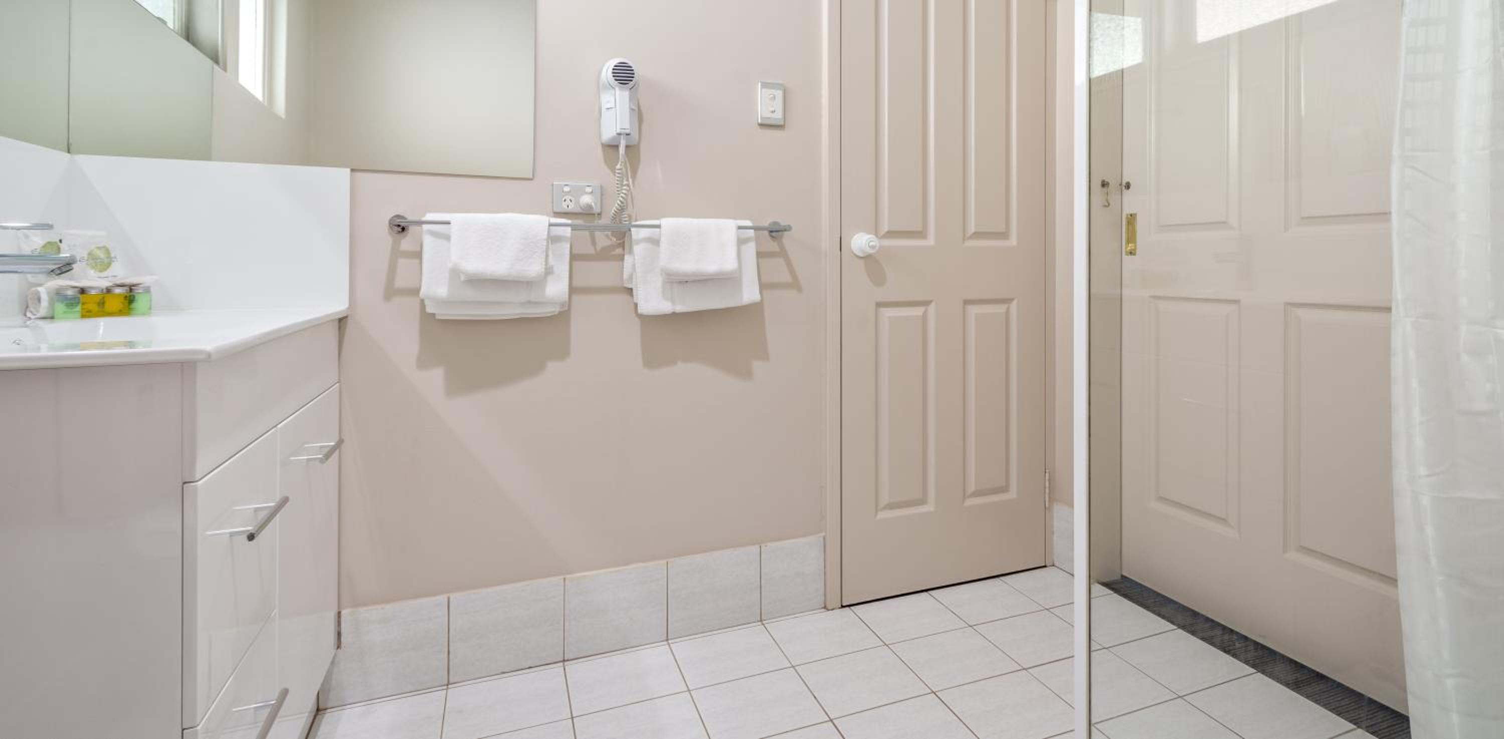 Deluxe Family Suite - Photo 2