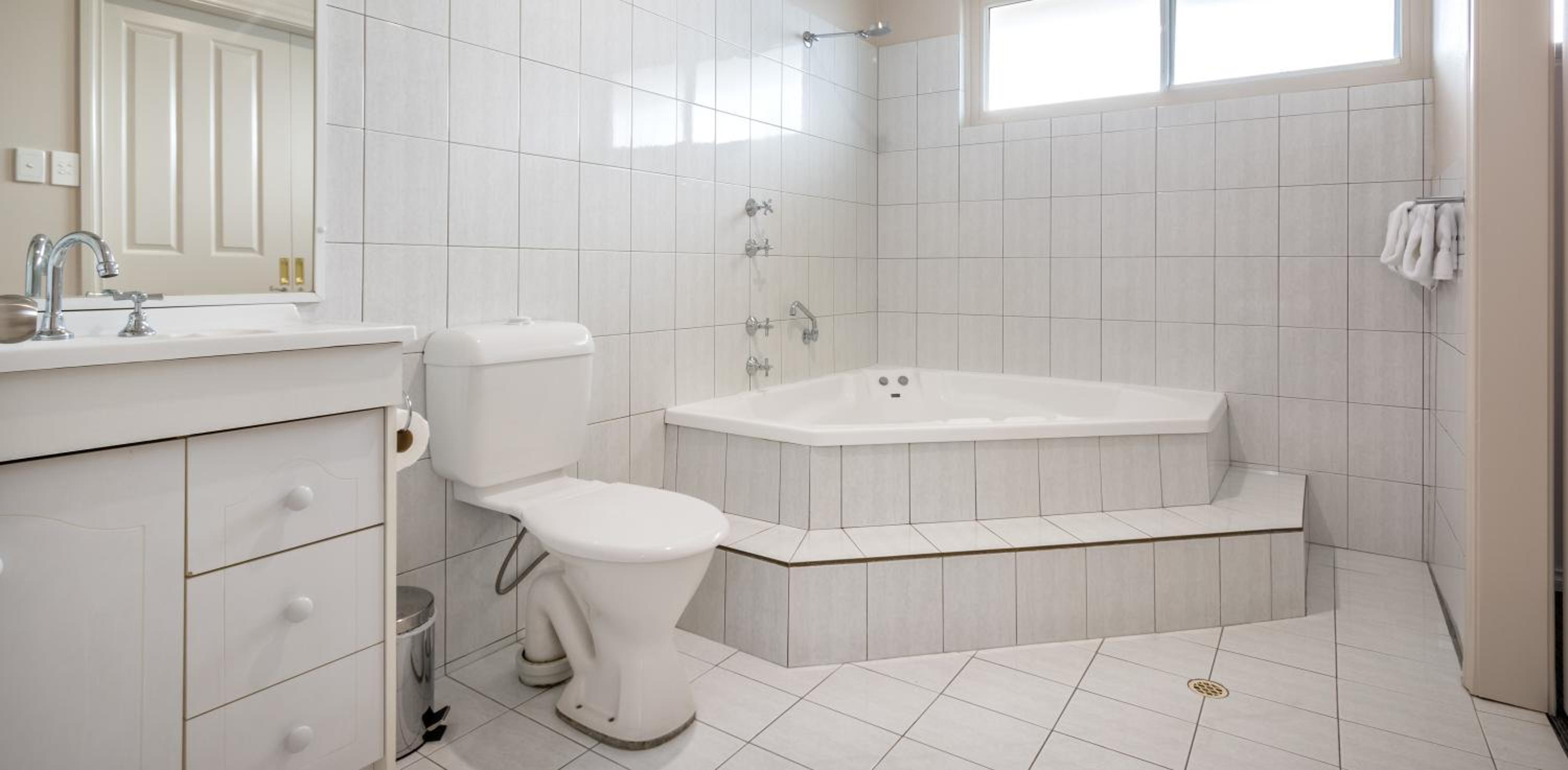 Executive Family Spa Suite, Free Wi-Fi & Parking - Photo 2