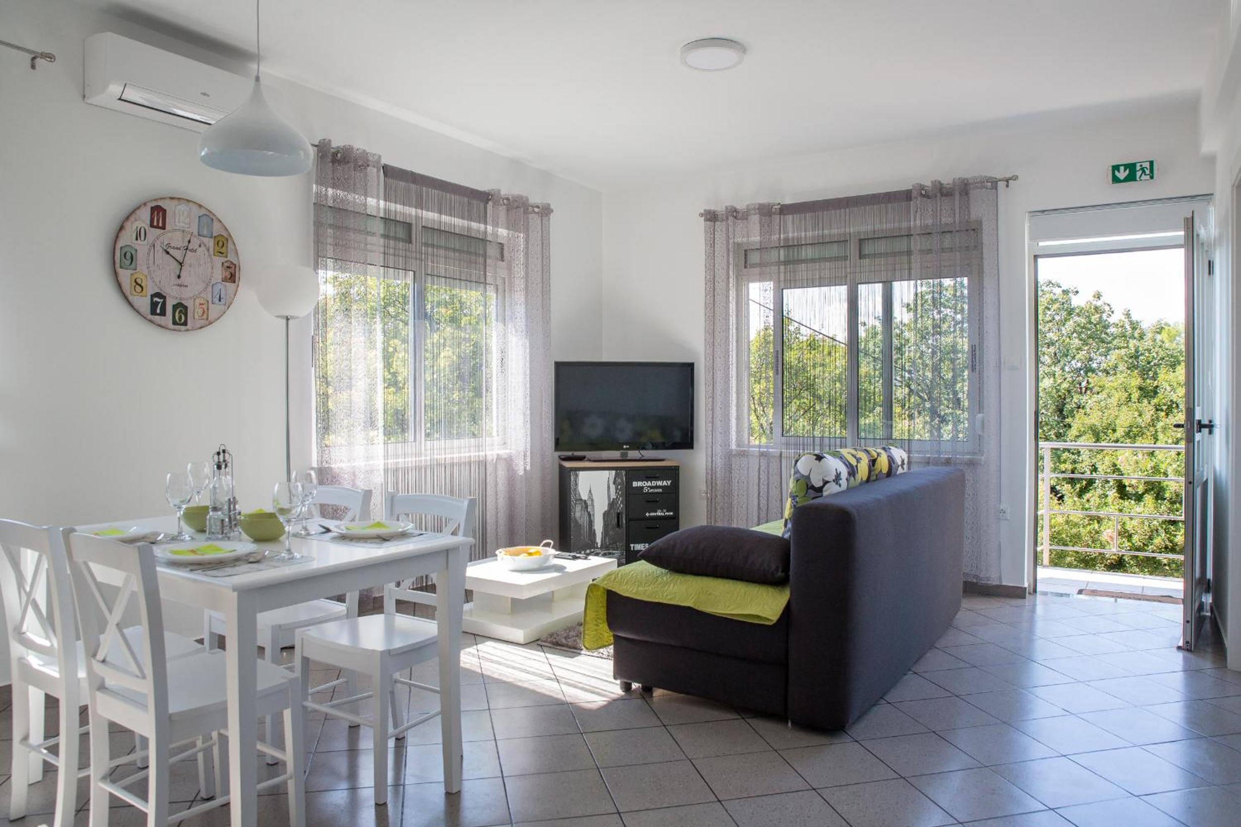 Apartment with Sea View - Photo 7
