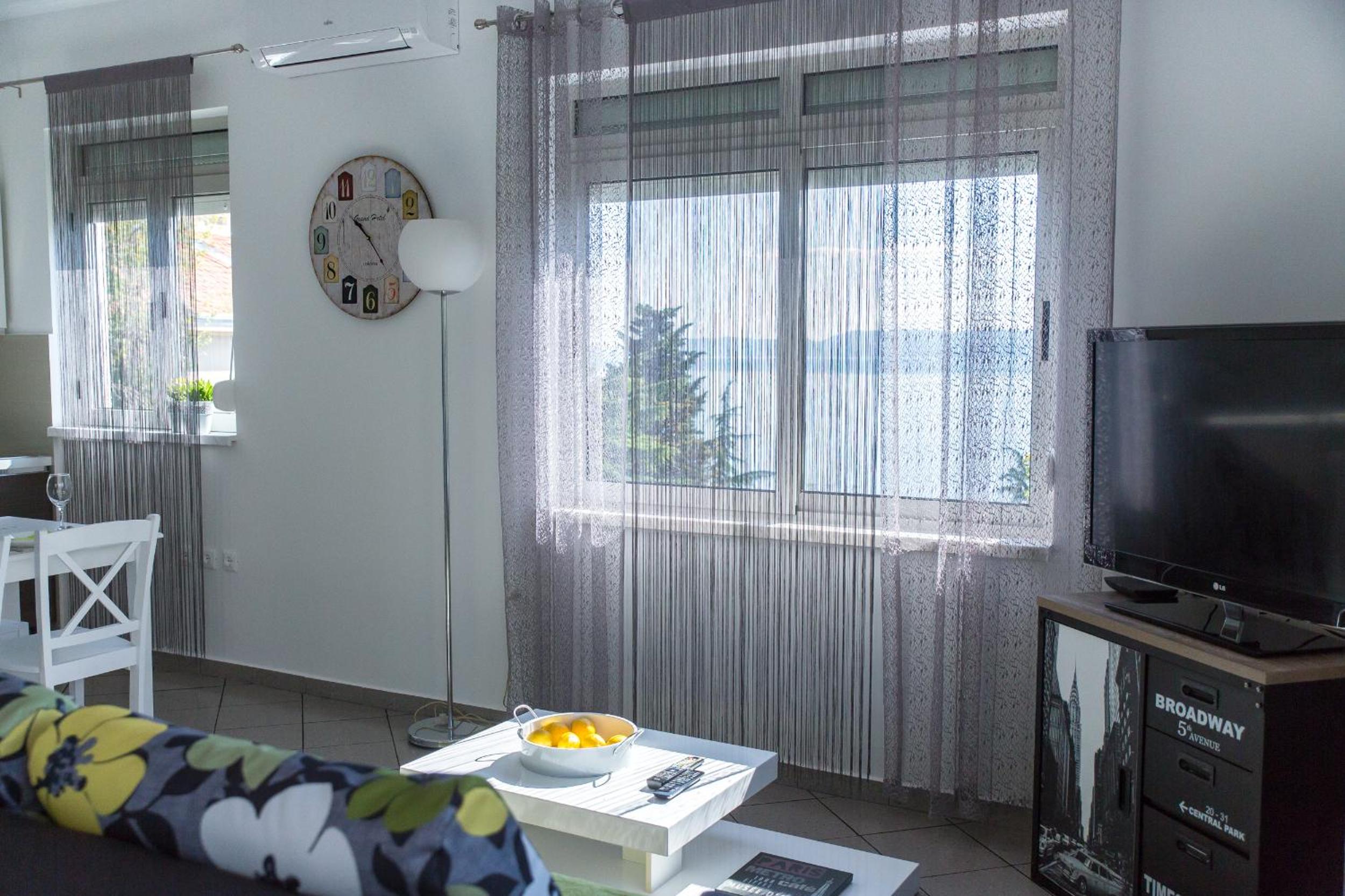 Apartment with Sea View - Photo 5