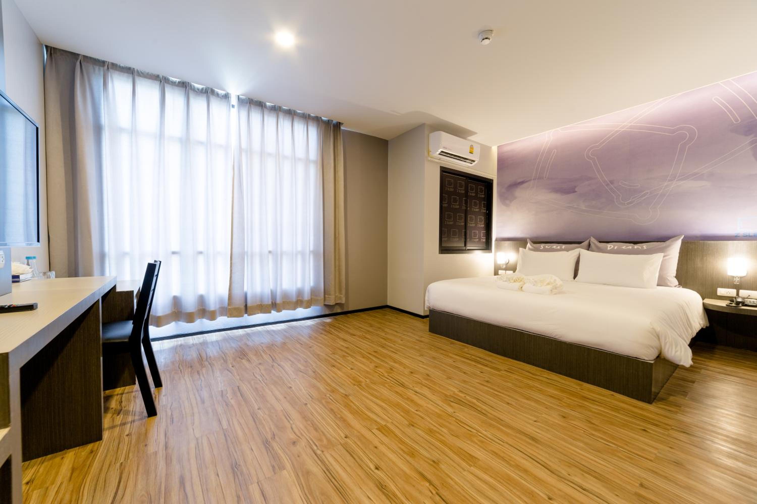 Deluxe King Room photo 1